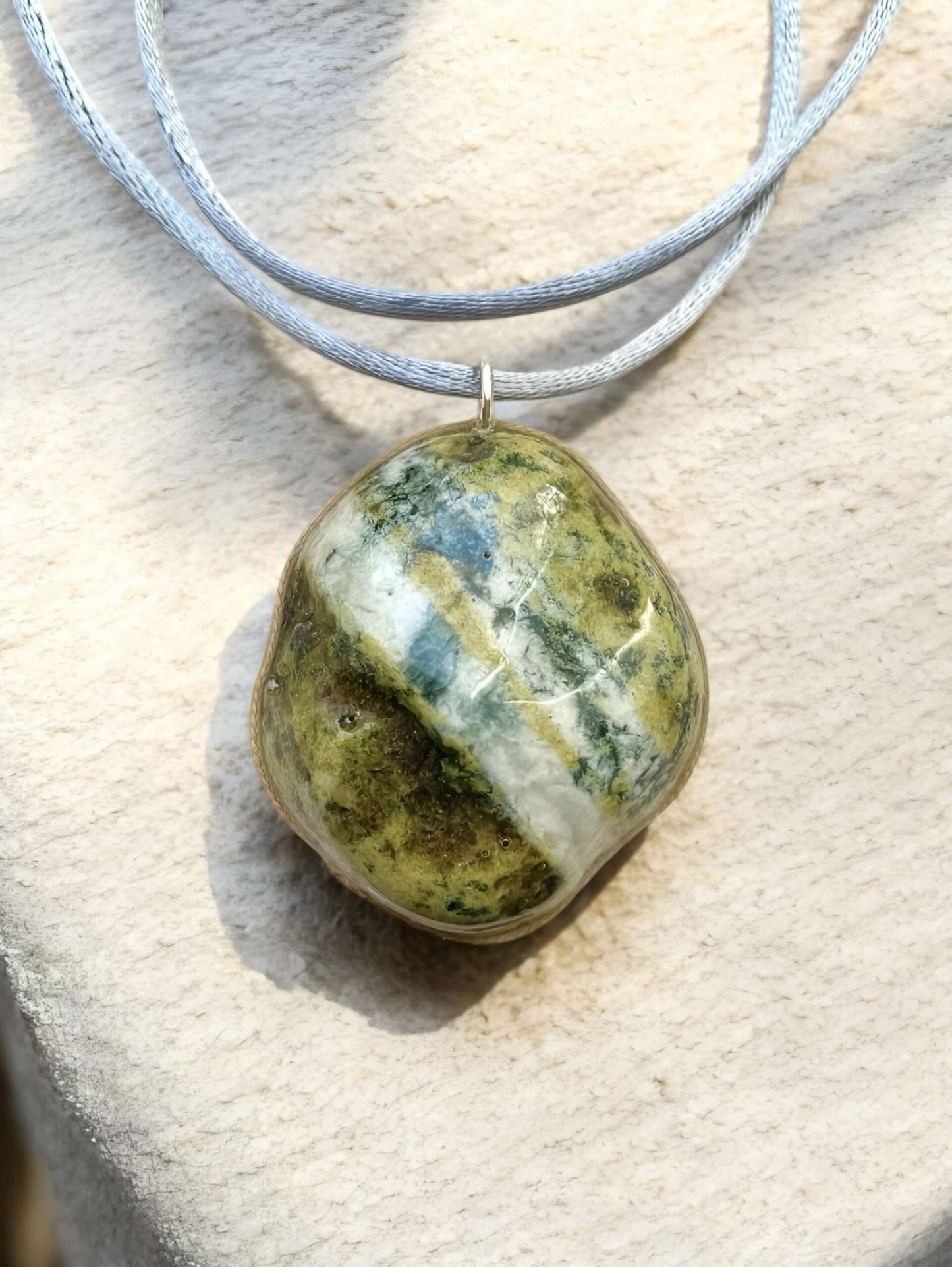Collana Artigianale con Pietra Minerale Naturale dei Fiumi della Valsesia – Cuore di Sottobosco con ciondolo verde e blu.