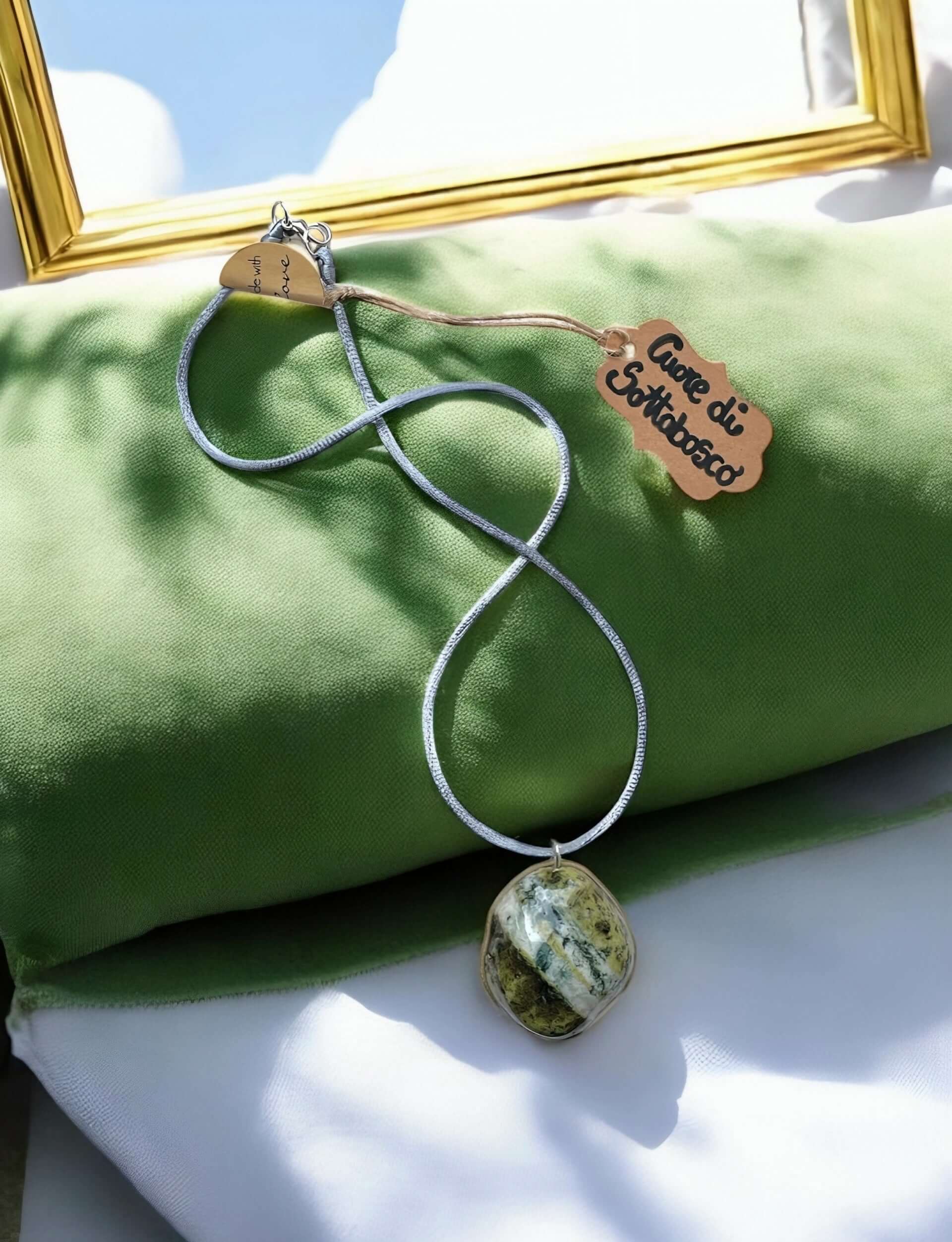 Collana Artigianale con Pietra Minerale Naturale dei Fiumi della Valsesia – Cuore di Sottobosco su cuscino verde.