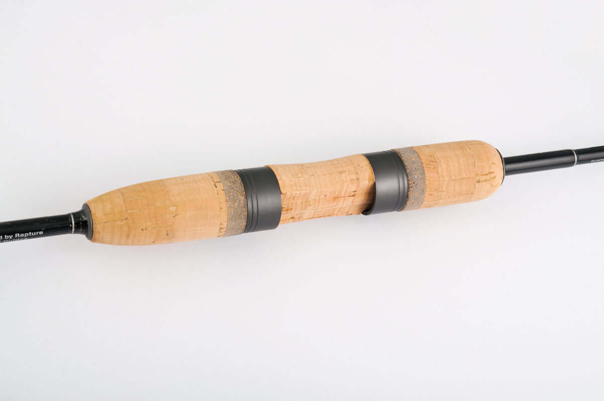 Dettaglio dell'impugnatura della canna da spinning Iride in carbonio ad alto modulo.