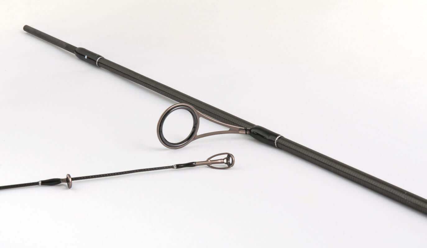 Canna da spinning Iride progettata per massima sensibilità e reattività immediata, realizzata in carbonio ad alto modulo.