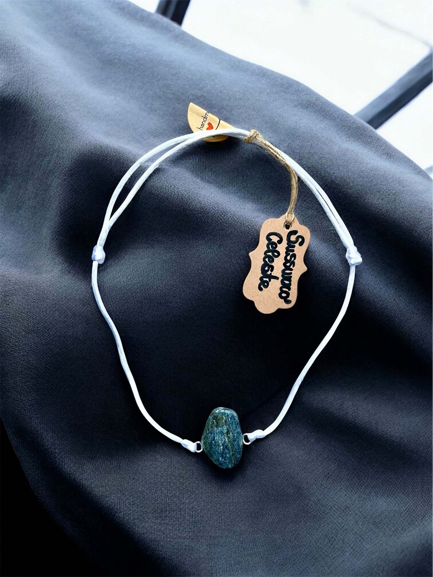 Collier Artigianale con Gemma Naturale dei Fiumi della Valsesia su sfondo scuro con etichetta Sussurro Celeste.