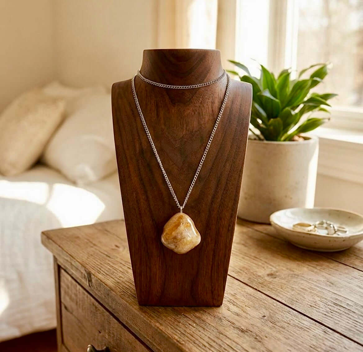 Collana Artigianale con Pietra Minerale Naturale dei Fiumi della Valsesia su manichino in legno