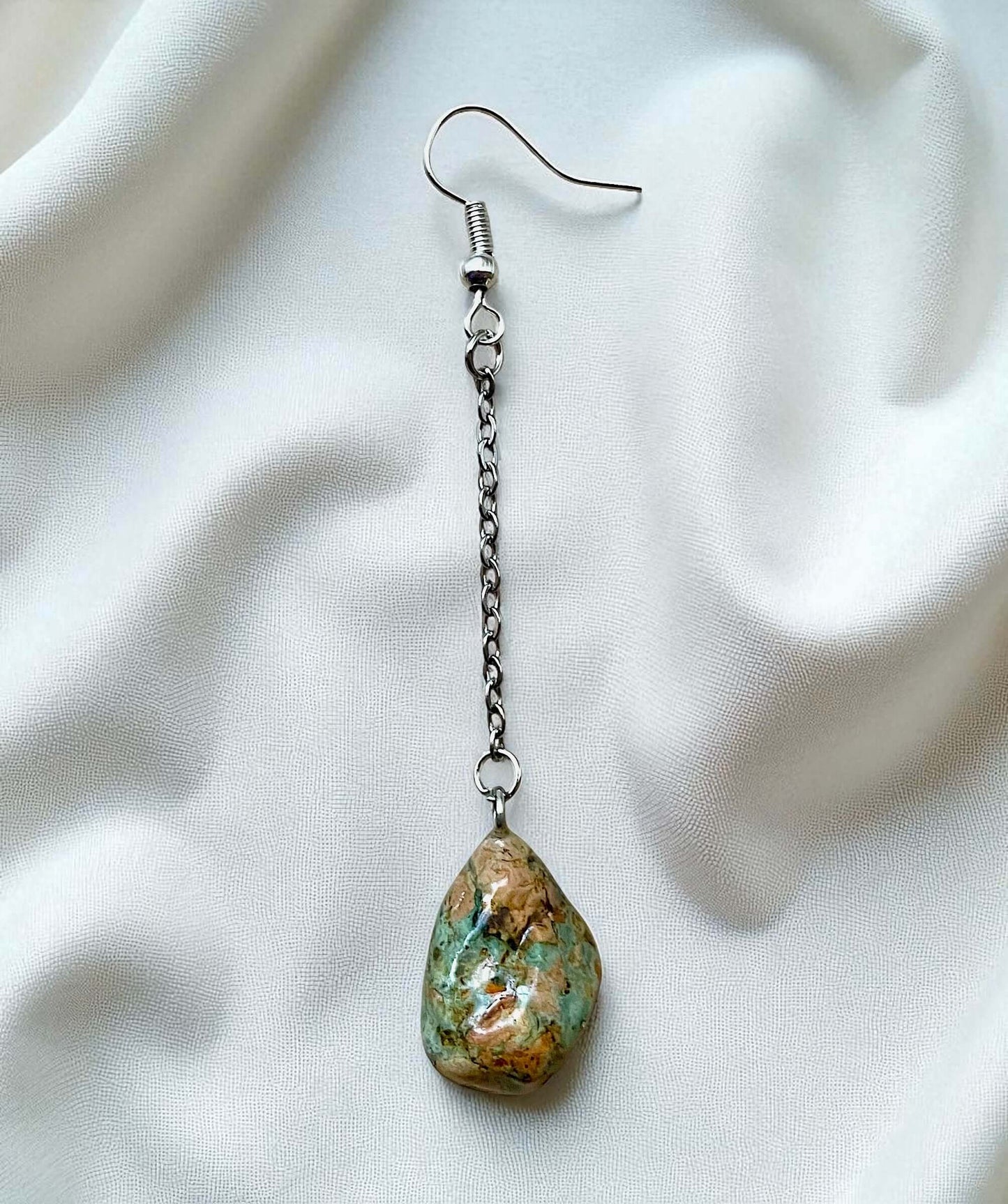 Orecchini Pendenti artigianali con pietre naturali della Valsesia, uniche e fatte a mano.