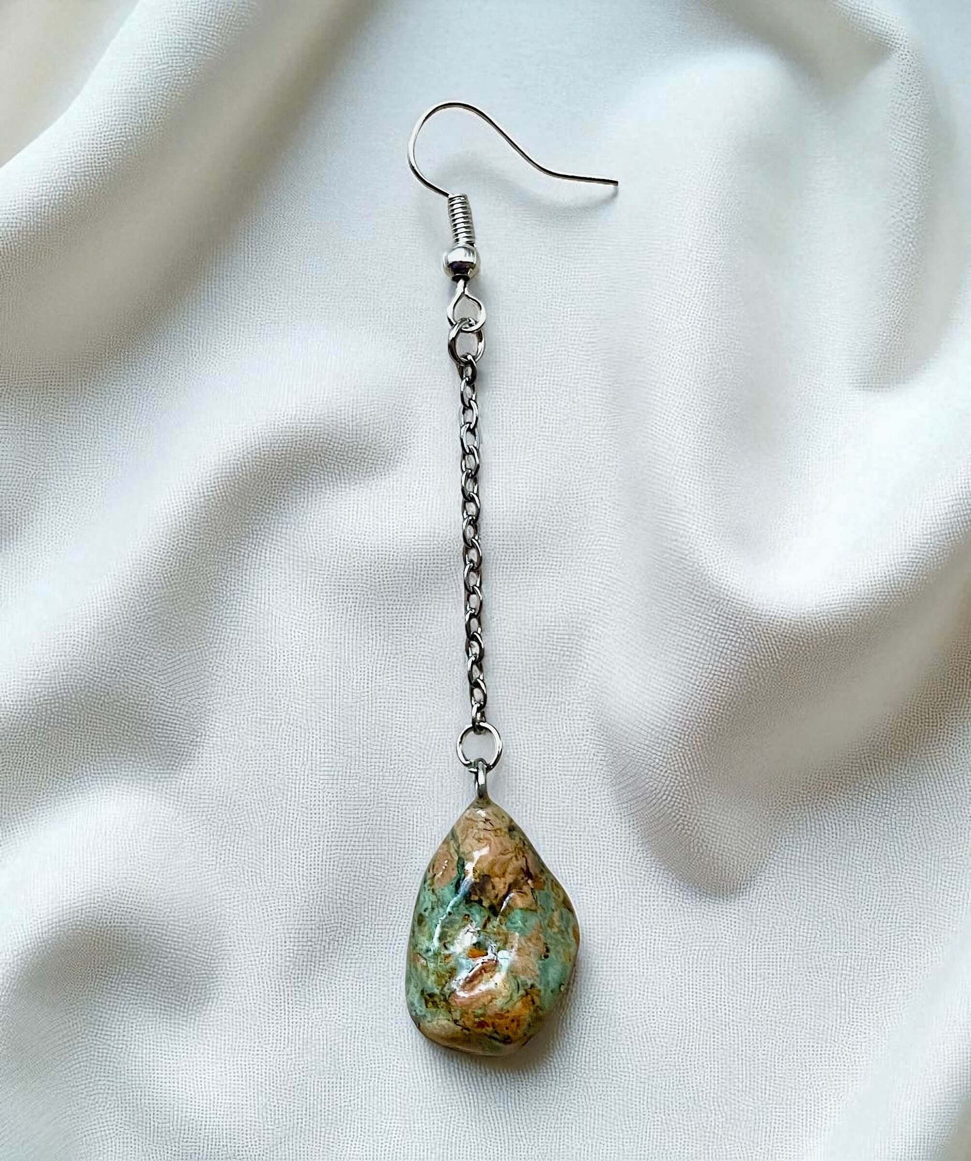 Orecchini Pendenti artigianali con pietre naturali della Valsesia, uniche e fatte a mano.
