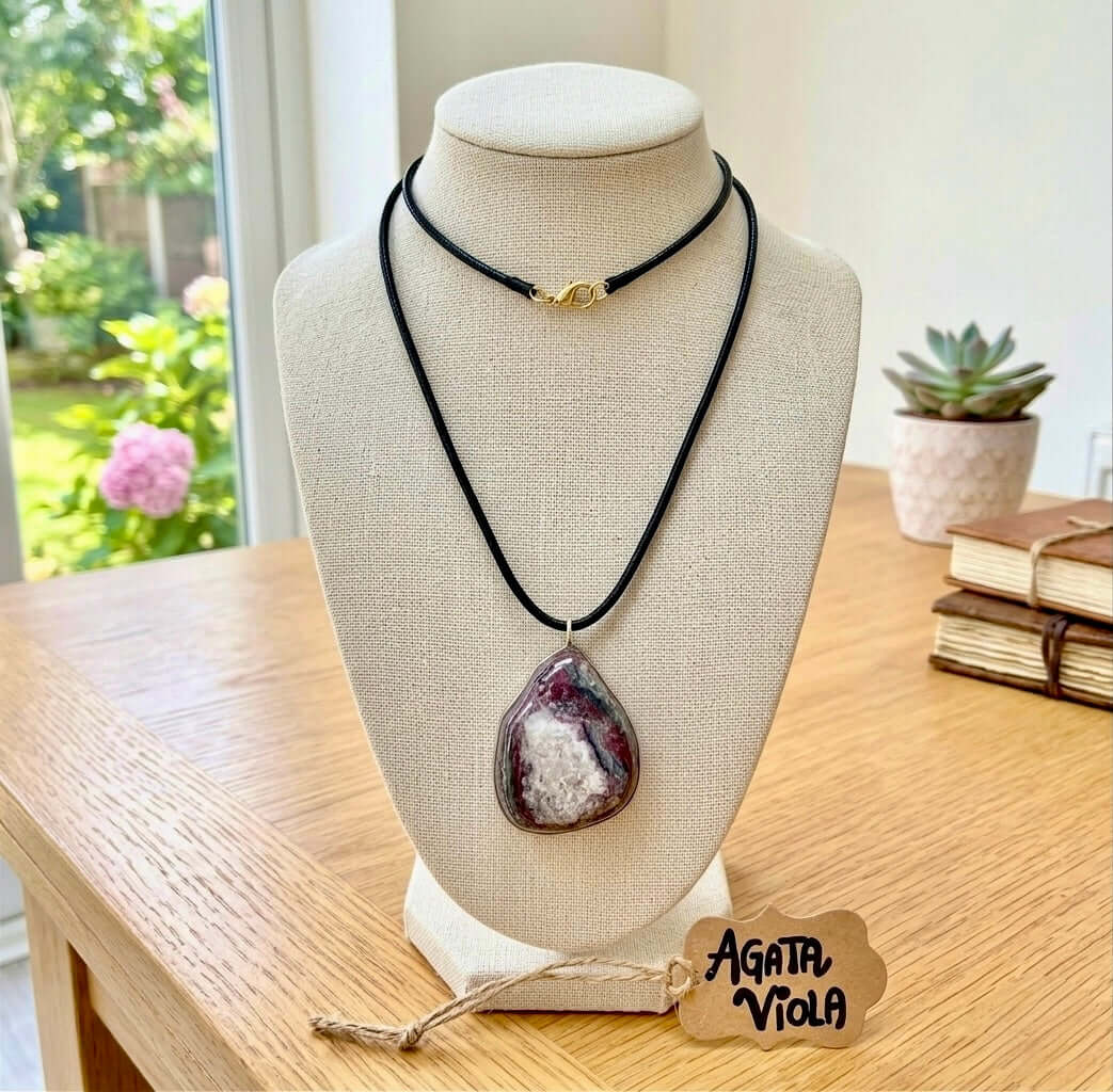 Collana Artigianale con Pietra Minerale Naturale dei Fiumi della Valsesia – Agata Viola in esposizione su supporto