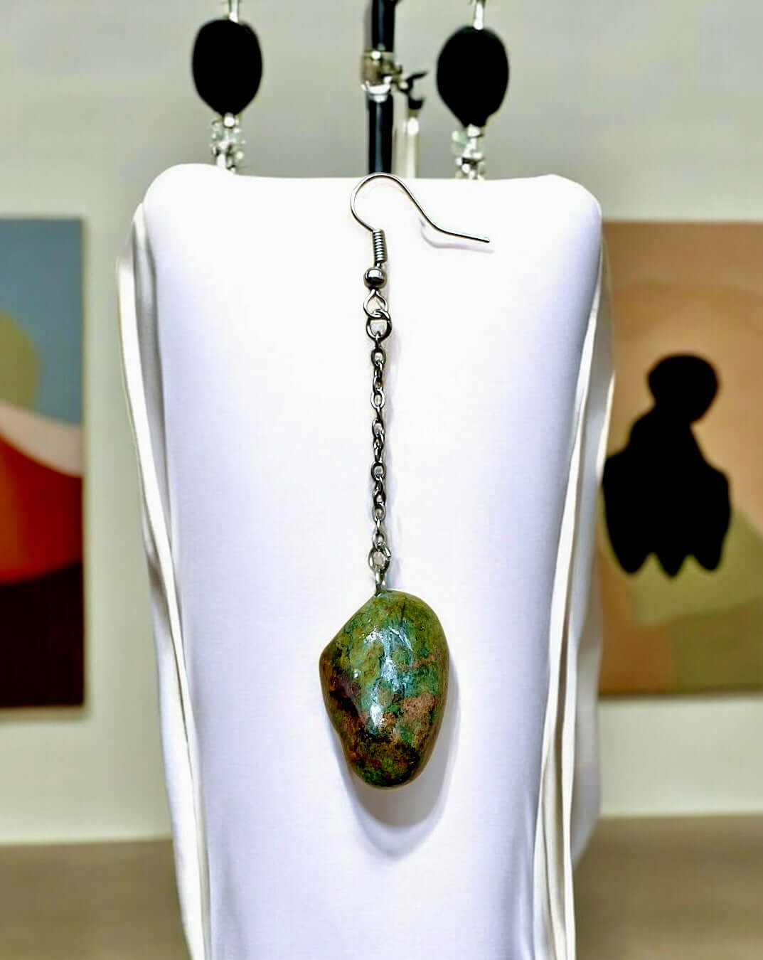 Orecchini Pendenti in pietre naturali della Valsesia, design unico e artigianale su sfondo elegante.