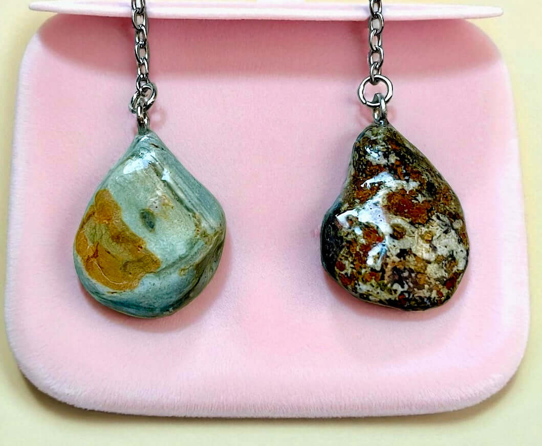 Orecchini Pendenti Artigianali con Pietre Naturali della Valsesia, realizzati a mano con pietre uniche.