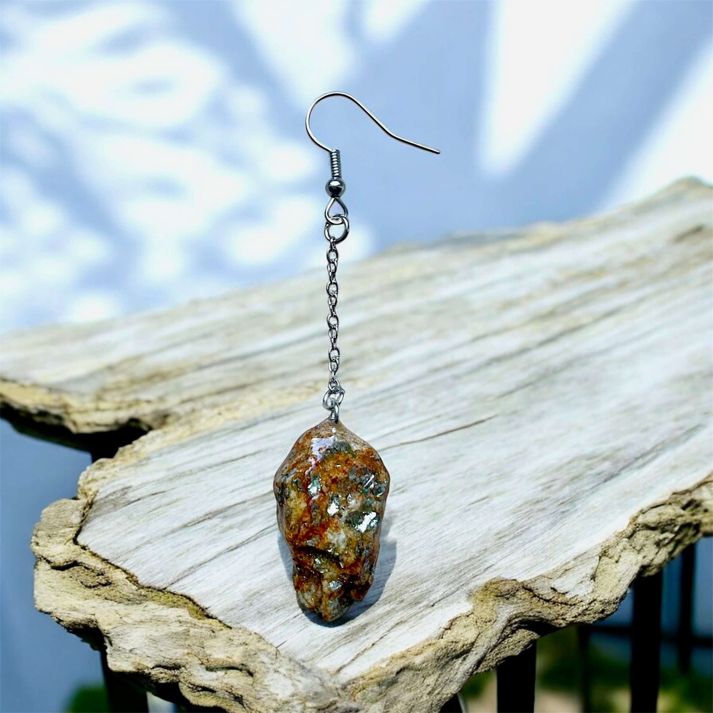 Orecchini Pendenti Artigianali con Pietre Naturali della Valsesia, elementi di terra e acqua.