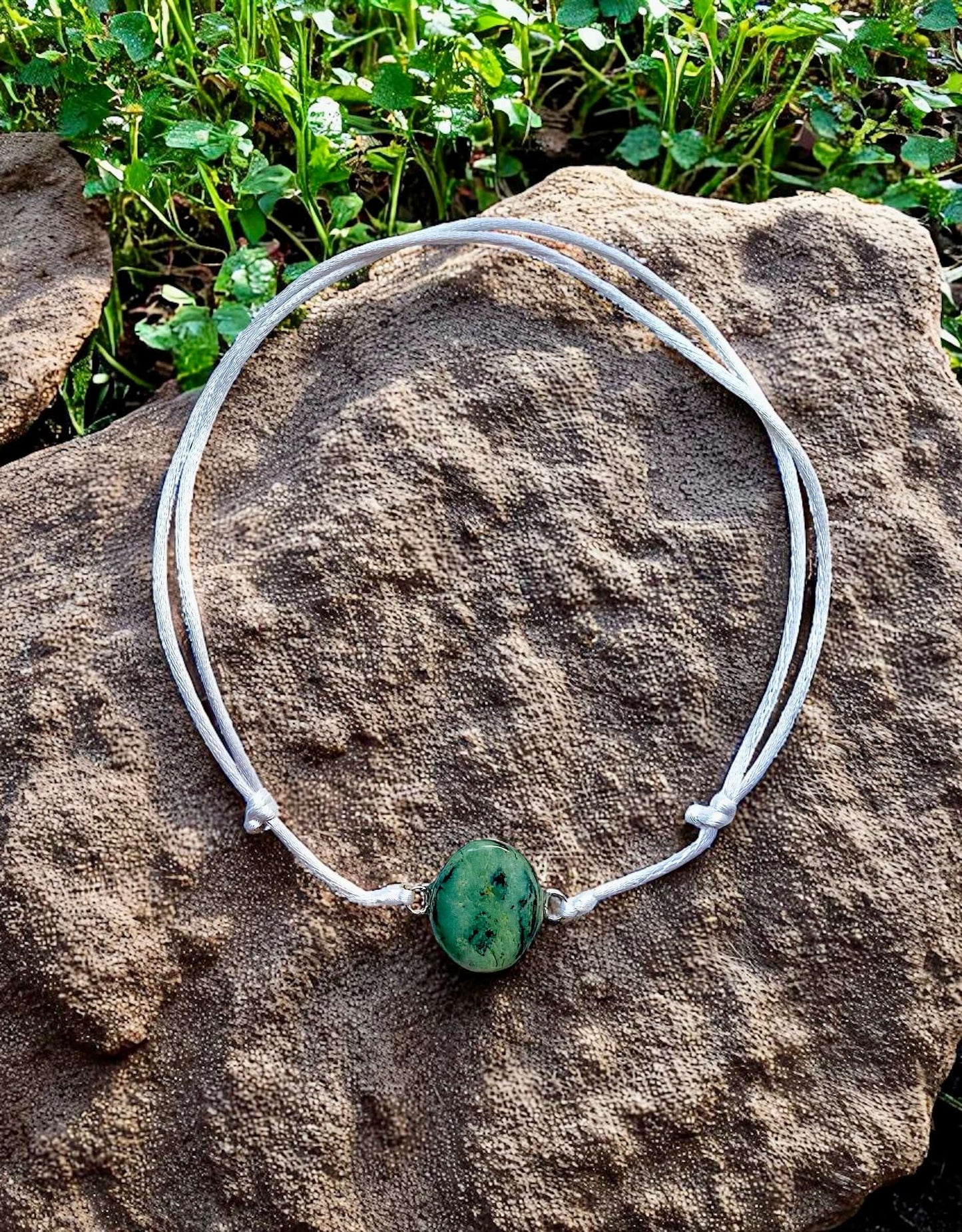 Collier Artigianale con Gemma Naturale della Valsesia – Sussurro Verde, con pendente verde unico.