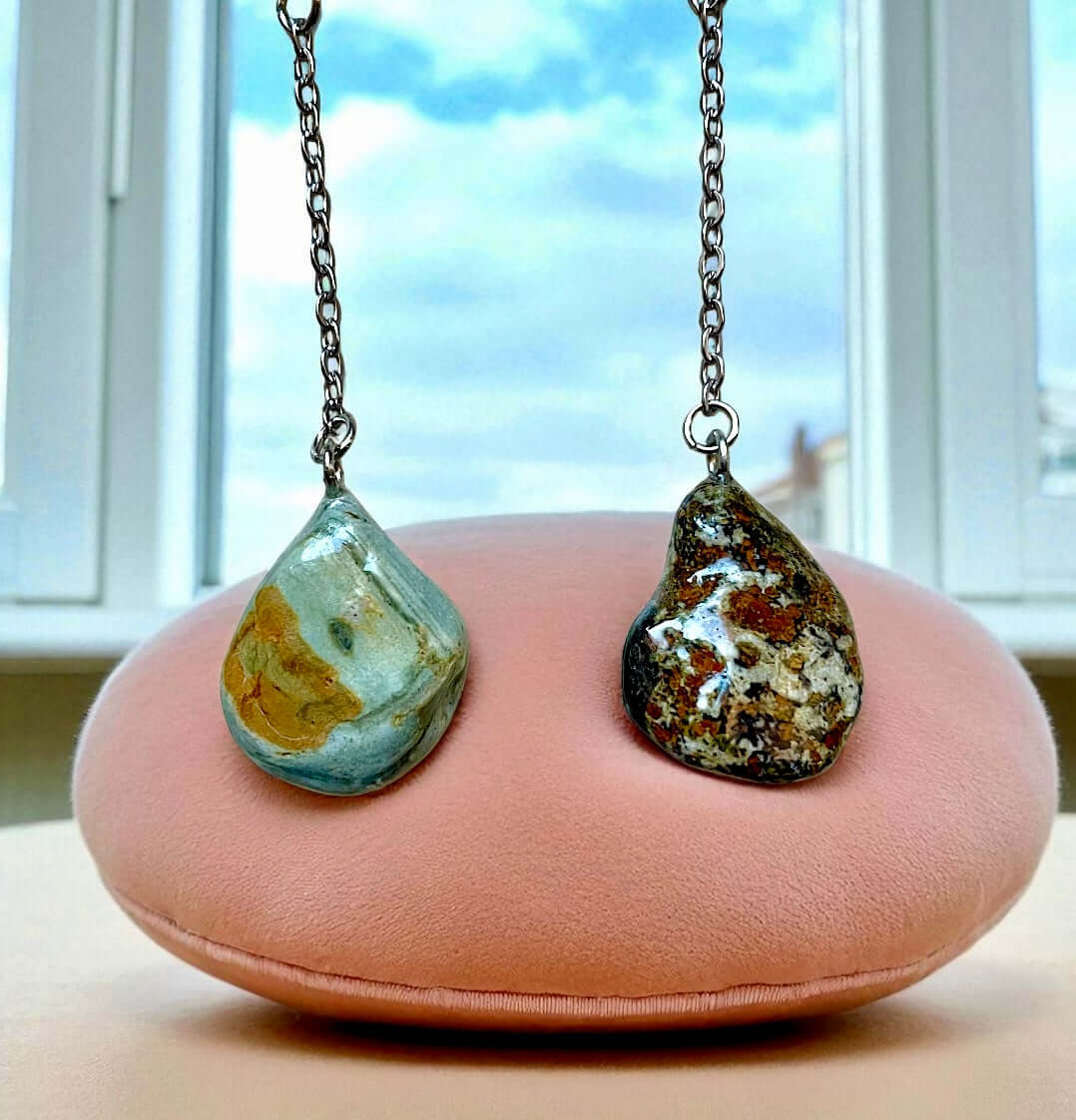 Orecchini Pendenti Artigianali con Pietre Naturali della Valsesia, realizzati a mano con pietre uniche.