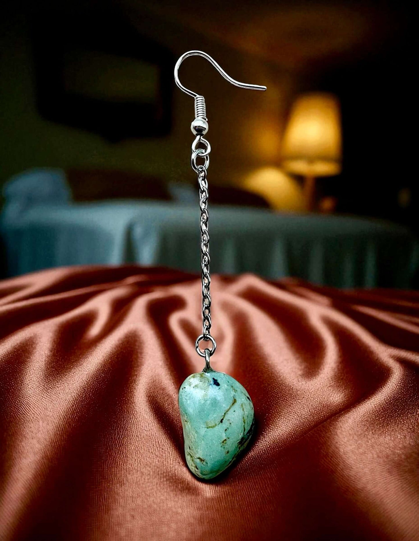 Orecchini Pendenti Artigianali con Pietre Naturali della Valsesia su un cuscino elegante.