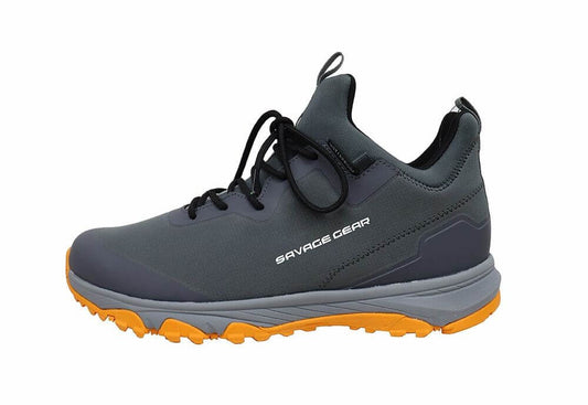 Savage Gear Freestyler Sneaker – Scarpe Tecniche Outdoor da Pesca, sneaker grigie con suola arancione per trazione.