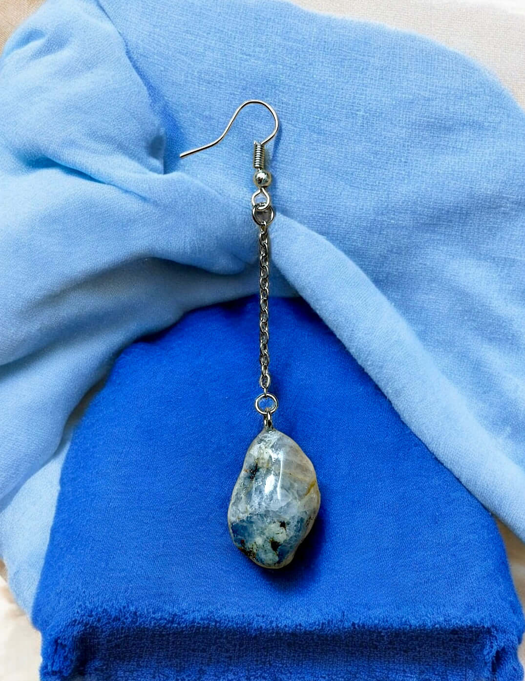 Orecchini Pendenti con pietre naturali uniche su sfondo blu, artigianali dalla Valsesia.