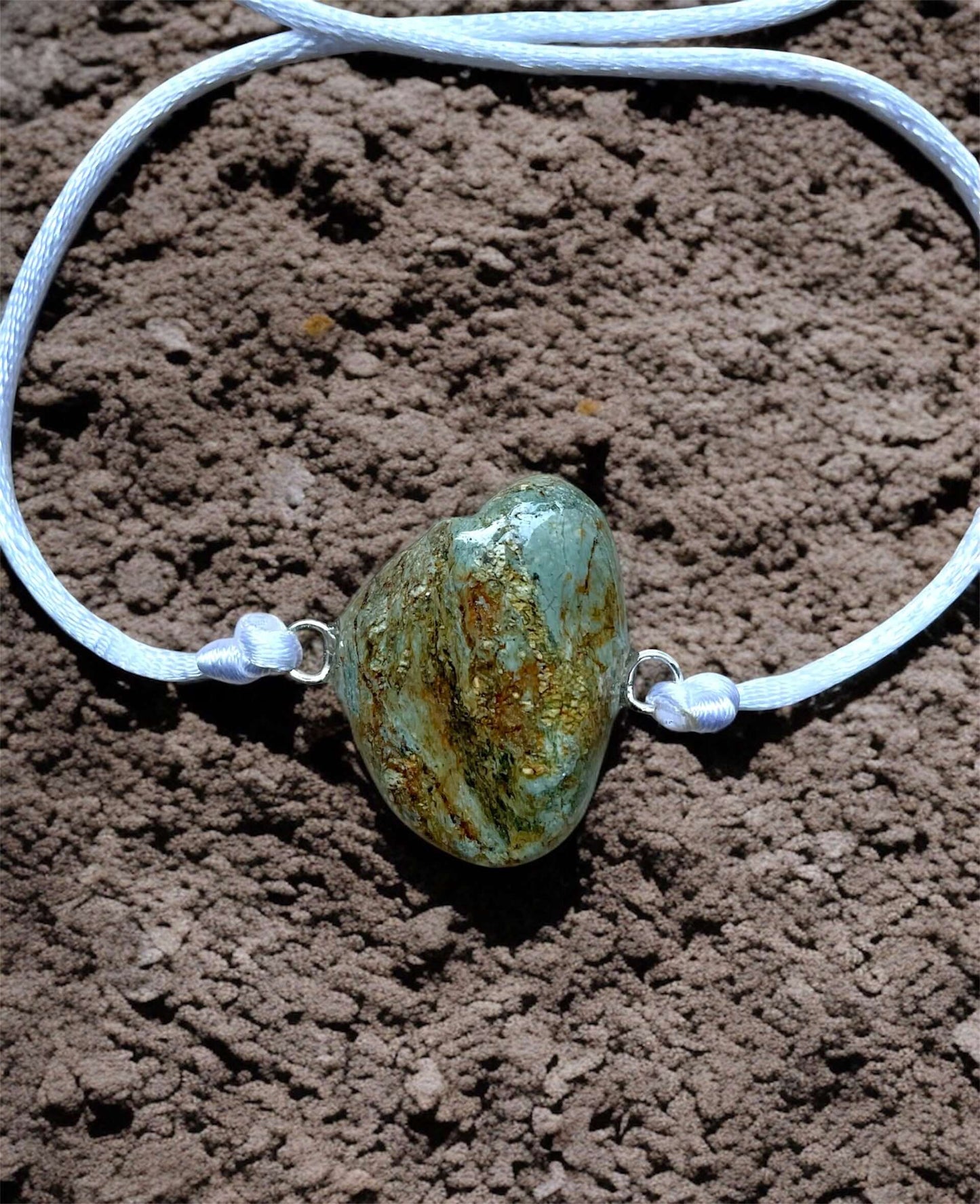 Collier Artigianale con Pietra Naturale dei Fiumi della Valsesia - Anima di mare su sfondo di pietra naturale