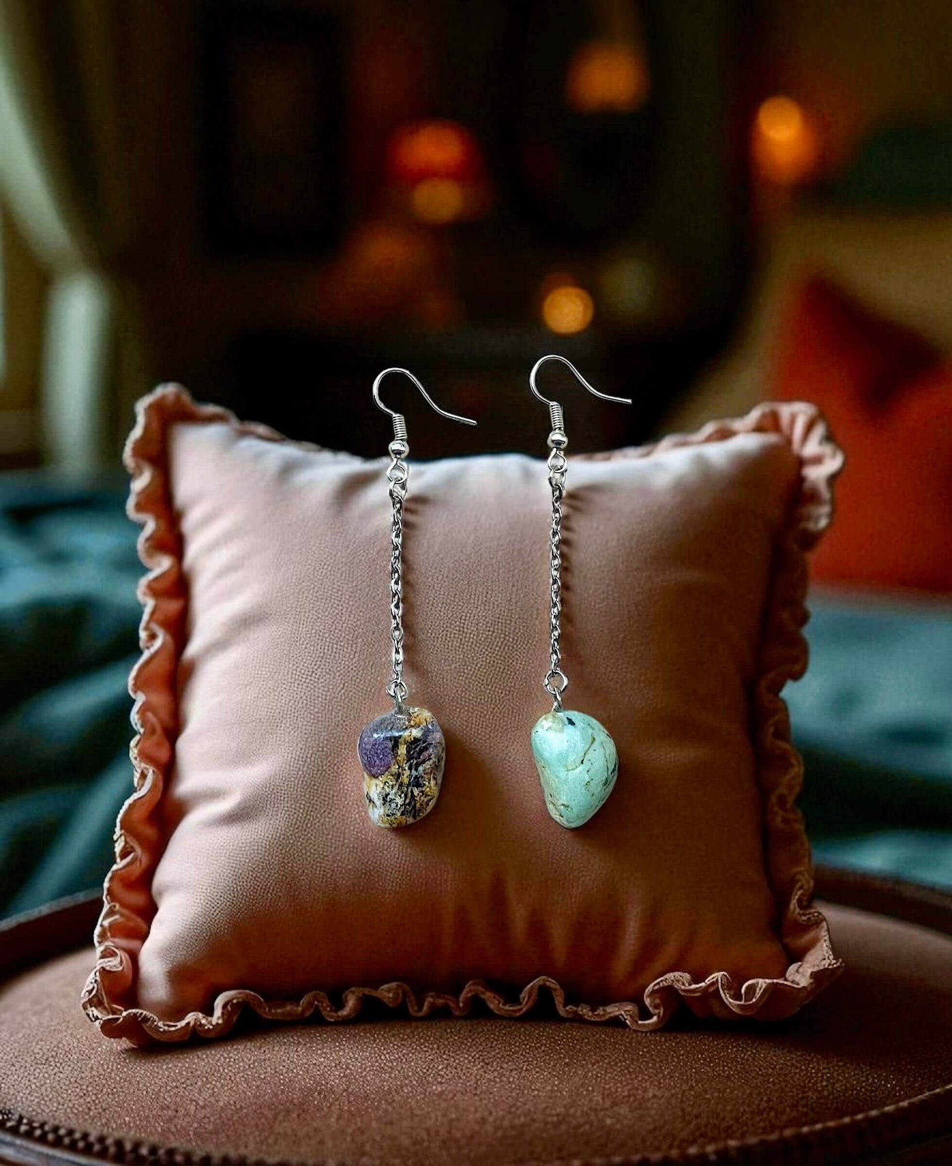 Orecchini Pendenti Artigianali con Pietre Naturali della Valsesia su un cuscino elegante.