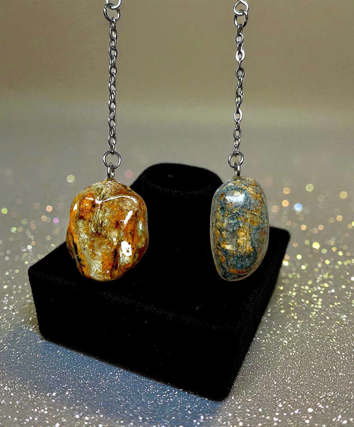 Orecchini Pendenti in pietre naturali della Valsesia, gioiello artigianale Made in Italy, con dettagli unici.