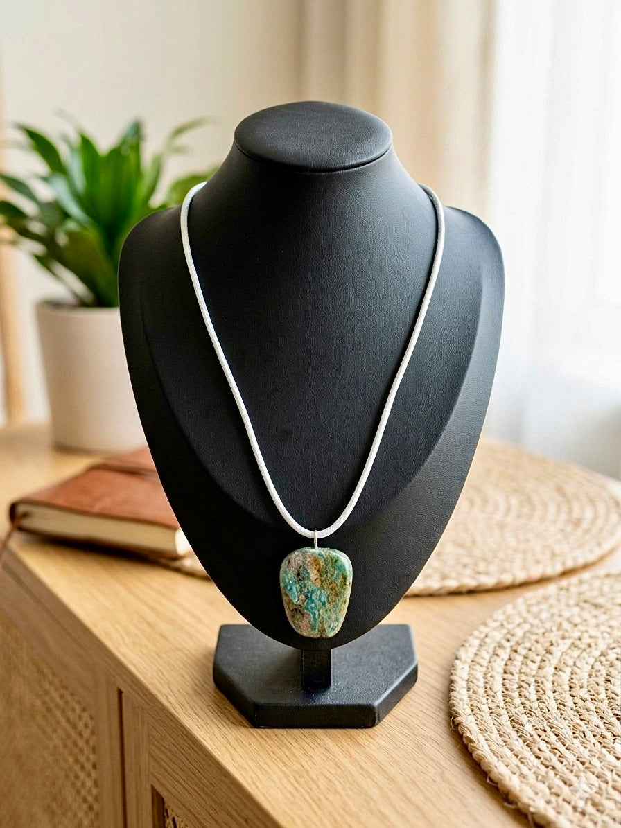 Collana Artigianale con Pietra Naturale indossata su un supporto elegante, mostrando il pendente unico e grezzo.