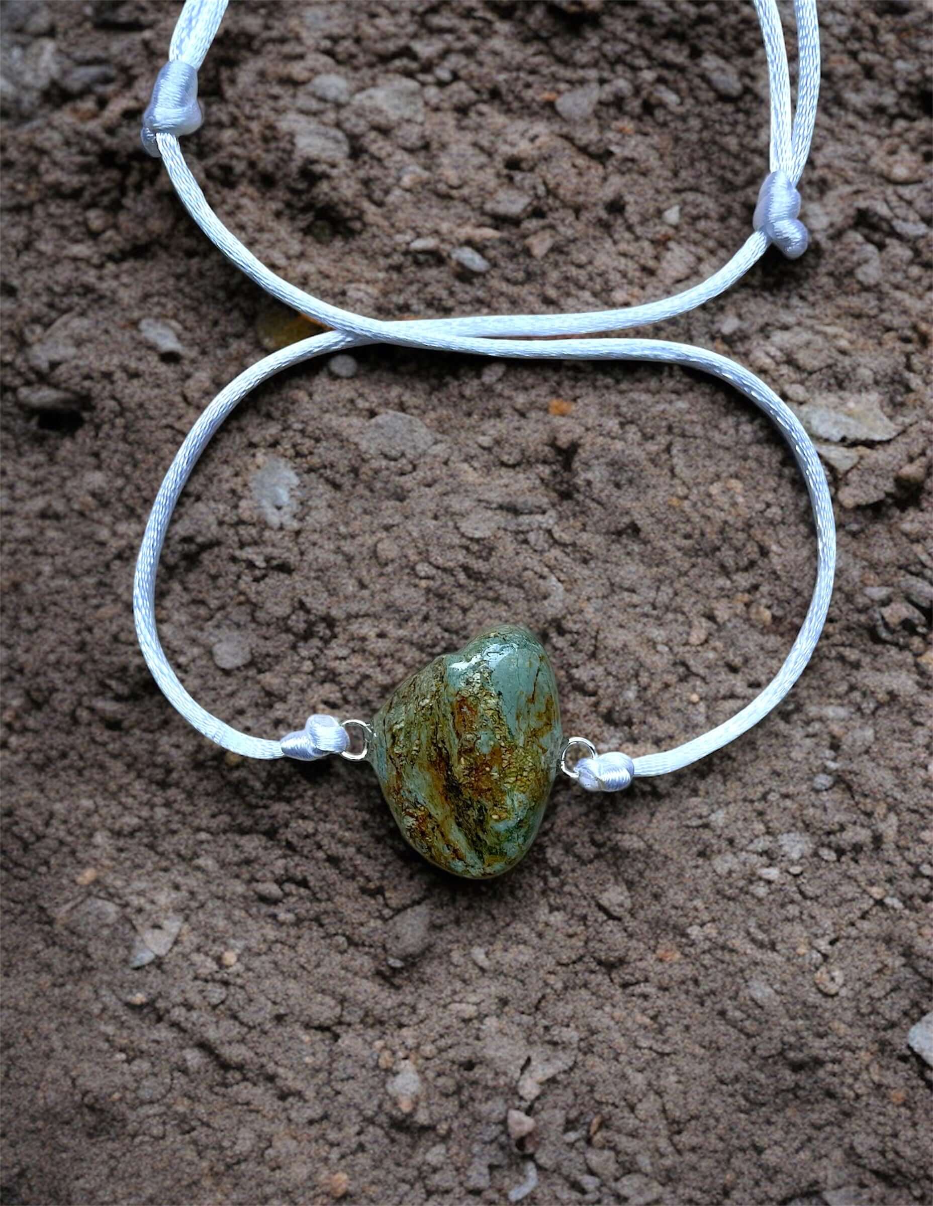 Collier Artigianale con Pietra Naturale dei Fiumi della Valsesia - Anima di mare su sfondo di pietra naturale