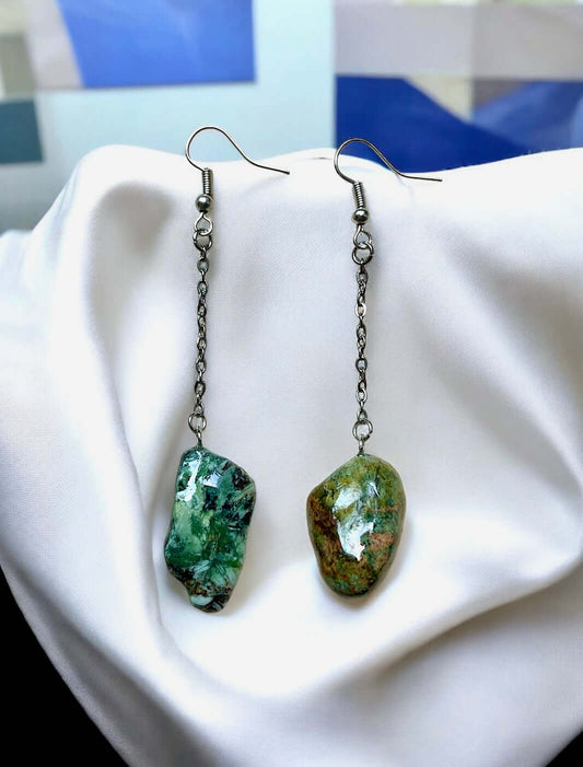 Orecchini Pendenti in pietre naturali della Valsesia, design unico e artigianale su sfondo elegante.