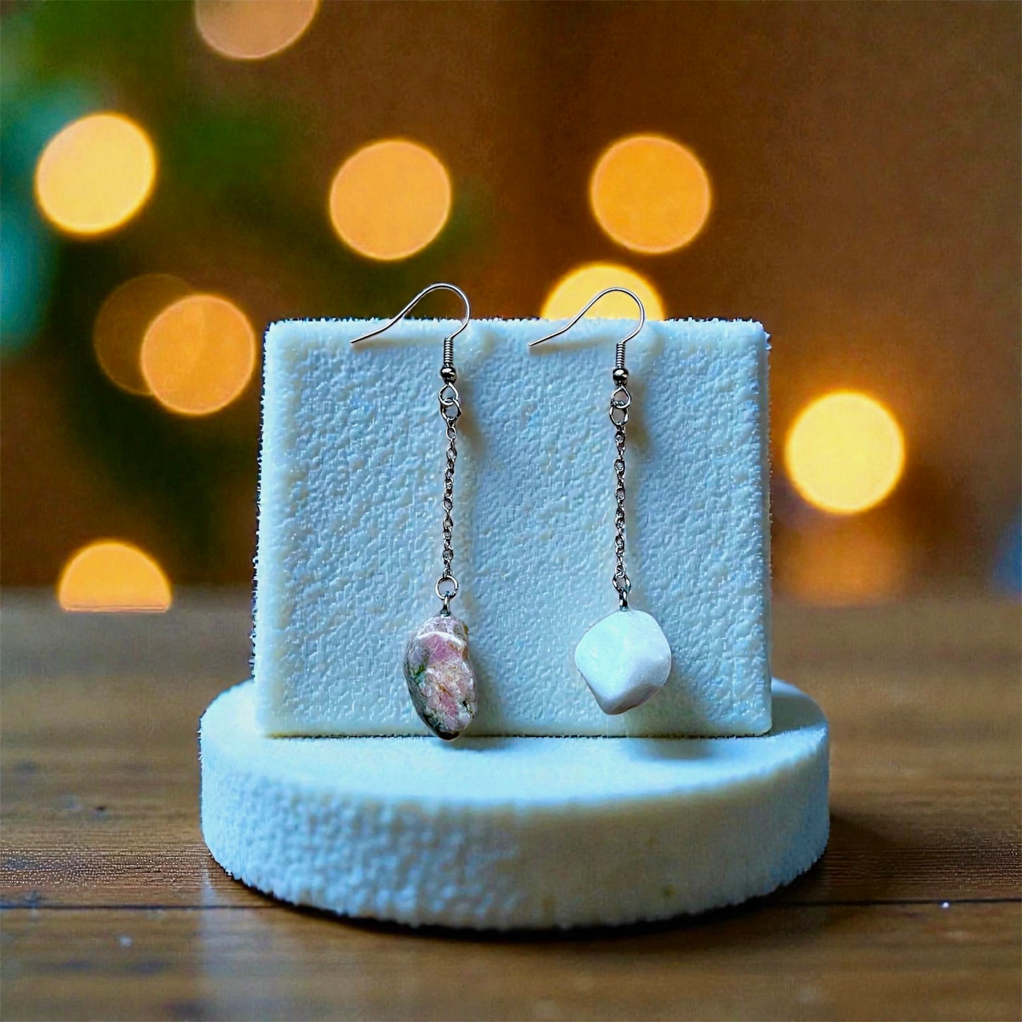 Orecchini Pendenti Artigianali con Pietre Naturali della Valsesia – Contrasto di Luce, Pietra e Colore