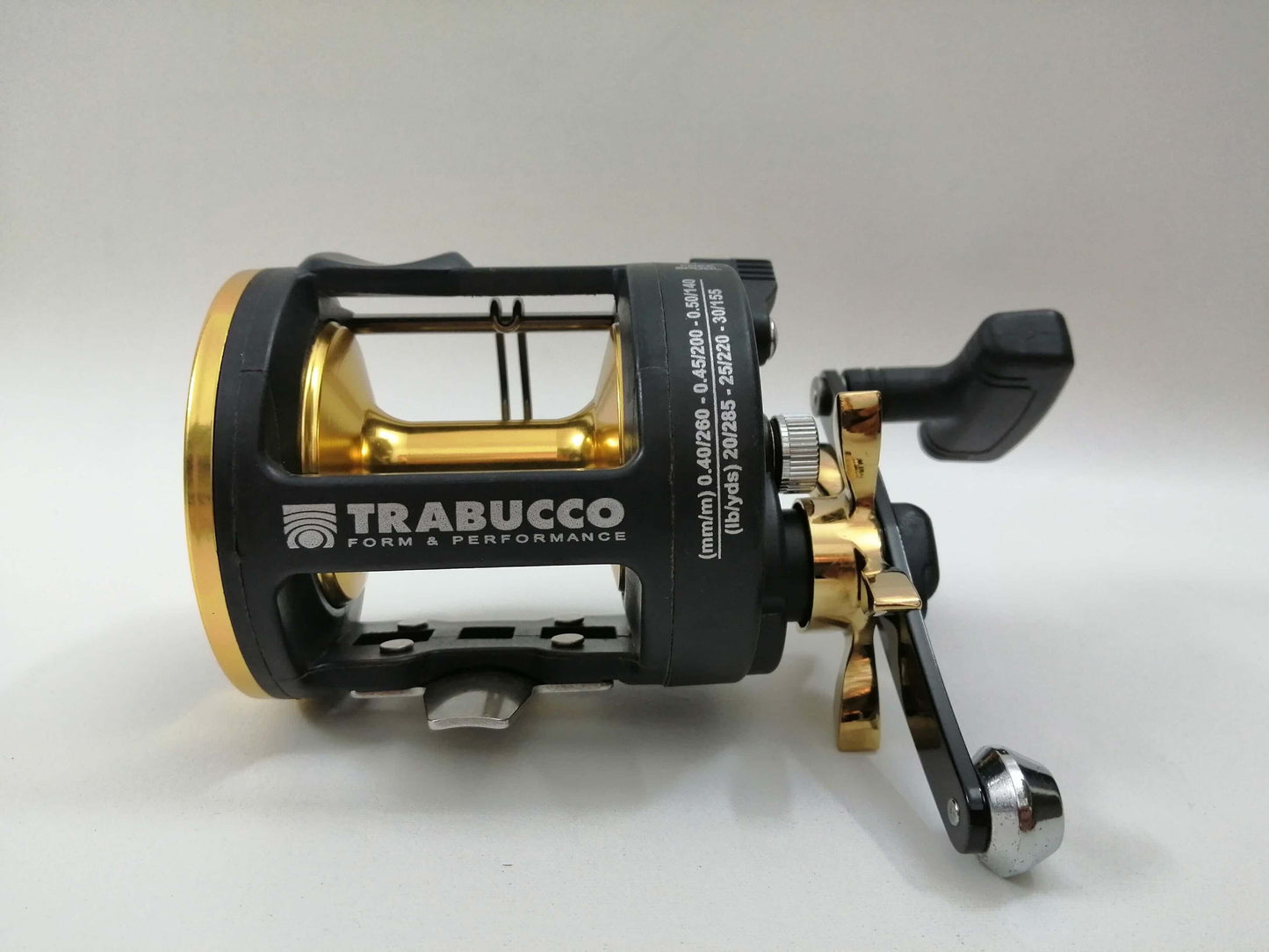 Mulinello da traina Trabucco, robusto e affidabile, ideale per la pesca sportiva in mare.