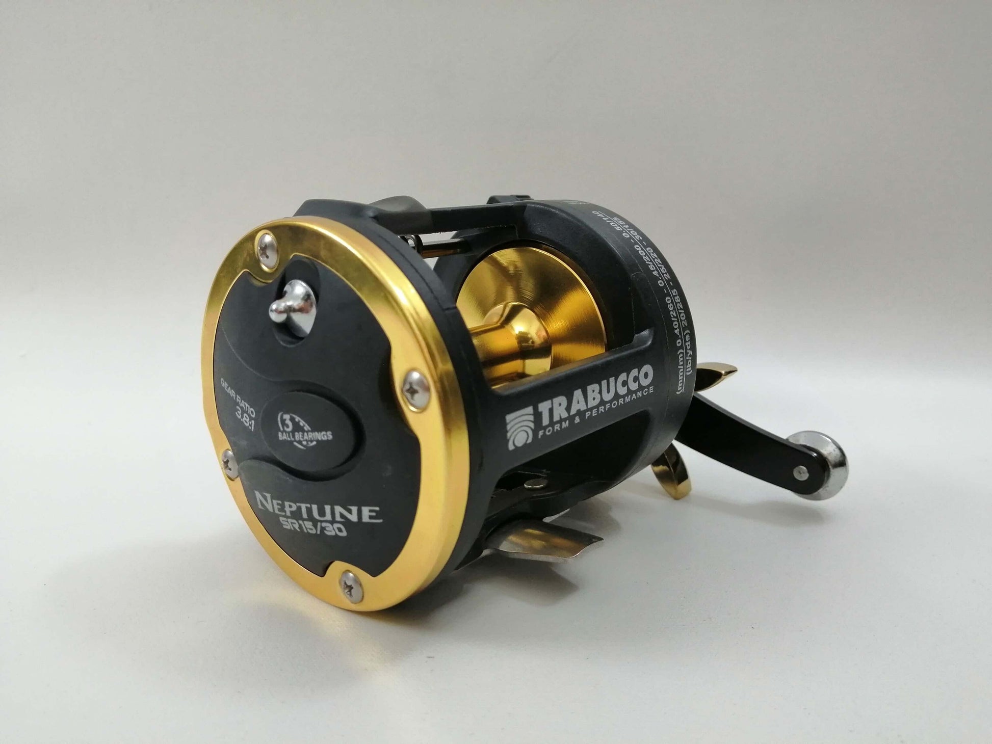 Mulinello Neptune SR by Trabucco, progettato per la pesca sportiva in mare, con robusta struttura e meccanica fluida.