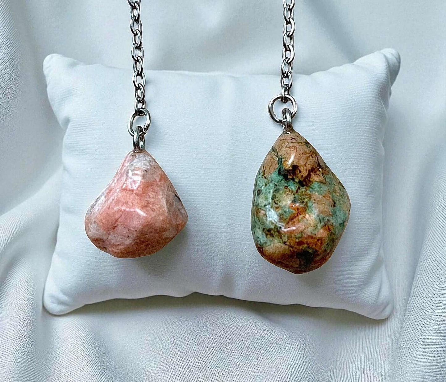 Orecchini Pendenti artigianali con pietre naturali della Valsesia, uniche e fatte a mano.