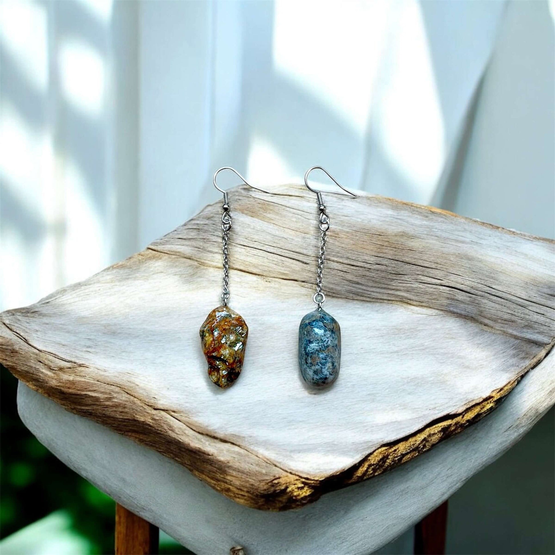 Orecchini Pendenti Artigianali con Pietre Naturali della Valsesia, elementi di terra e acqua.