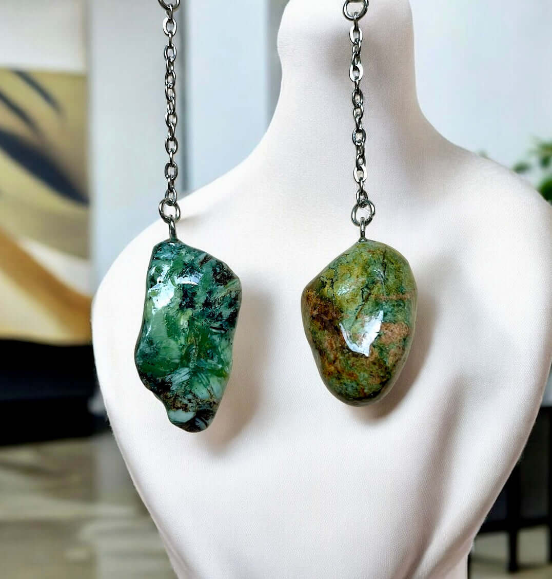 Orecchini Pendenti in pietre naturali della Valsesia, design unico e artigianale su sfondo elegante.