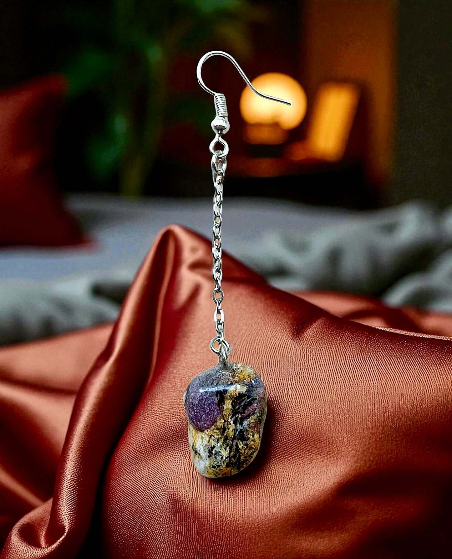 Orecchini Pendenti Artigianali con Pietre Naturali della Valsesia su un cuscino elegante.