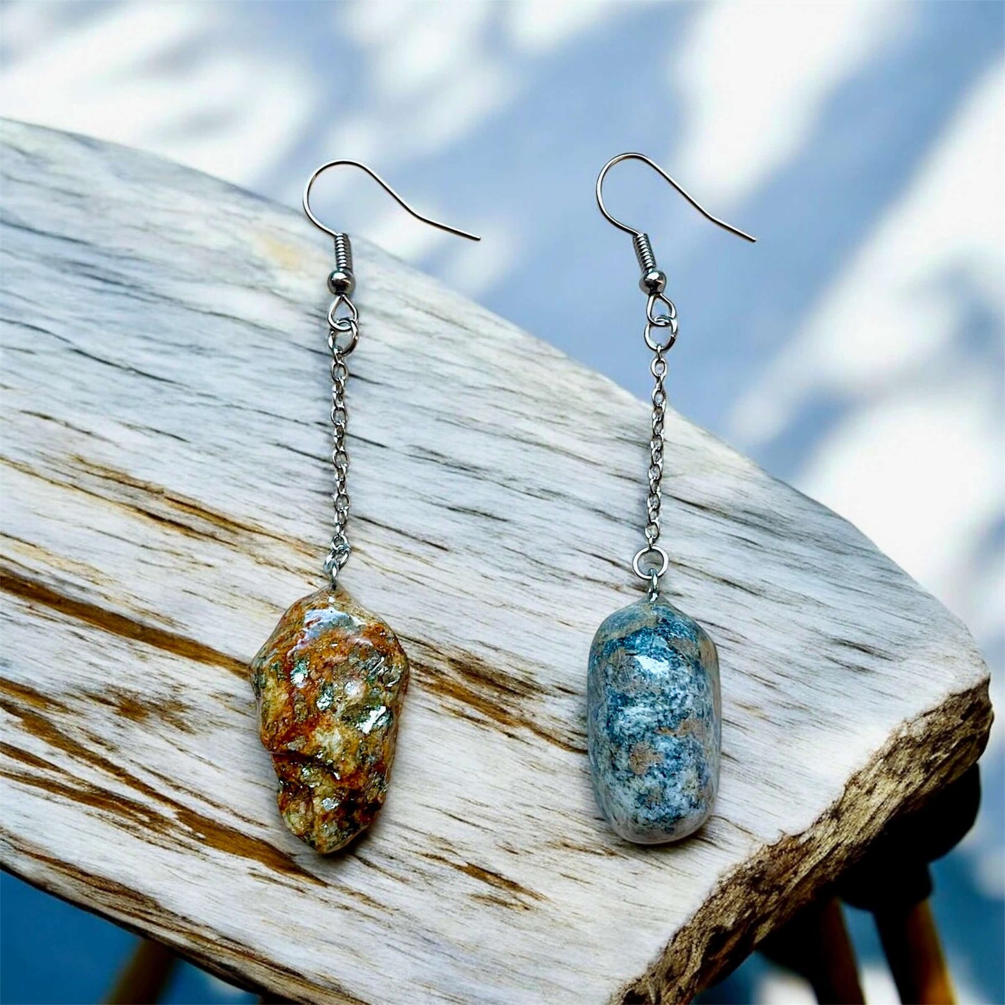 Orecchini Pendenti Artigianali con Pietre Naturali della Valsesia, elementi di terra e acqua.