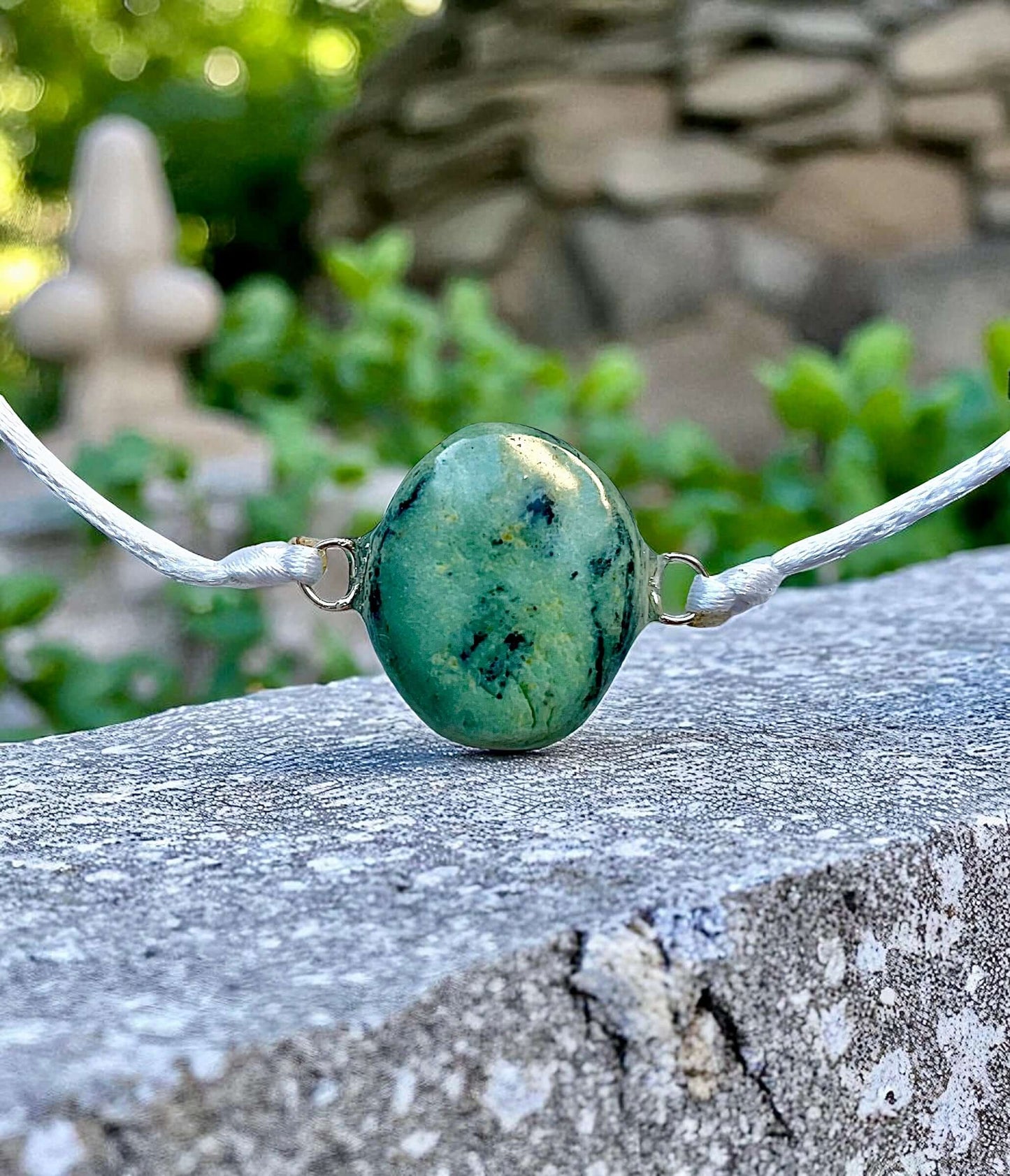 Collier Artigianale con Gemma Naturale della Valsesia – Sussurro Verde, con pendente verde unico.