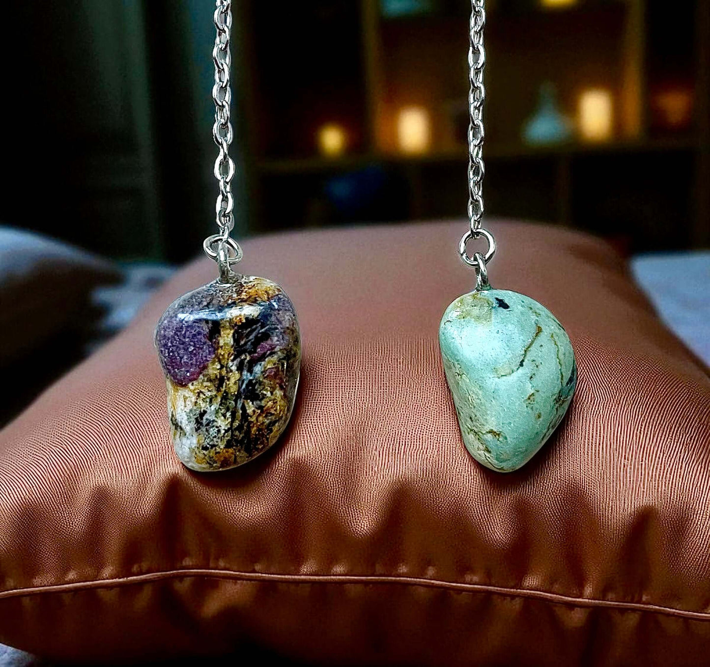 Orecchini Pendenti Artigianali con Pietre Naturali della Valsesia su un cuscino elegante.