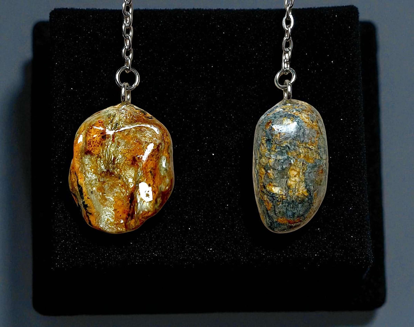 Orecchini Pendenti in pietre naturali della Valsesia, gioiello artigianale Made in Italy, con dettagli unici.