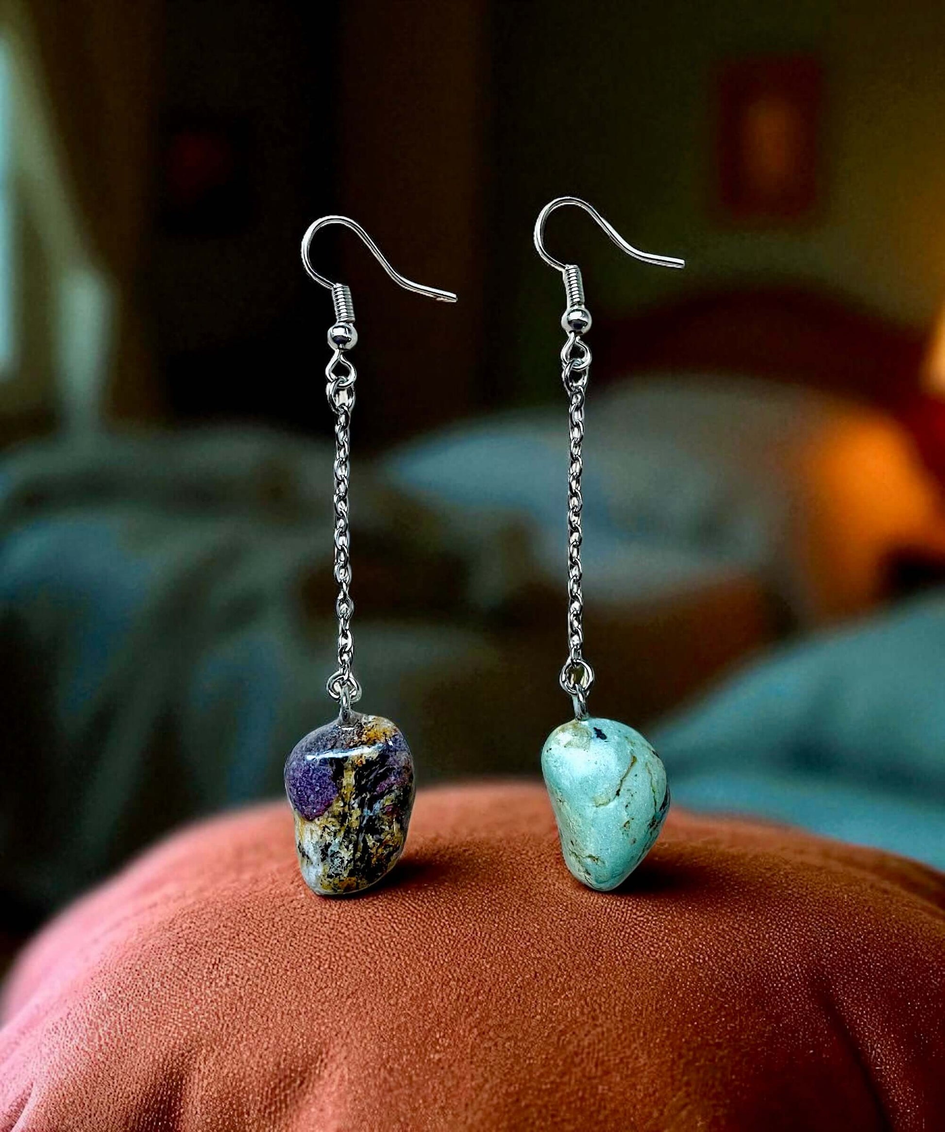 Orecchini Pendenti Artigianali con Pietre Naturali della Valsesia su un cuscino elegante.