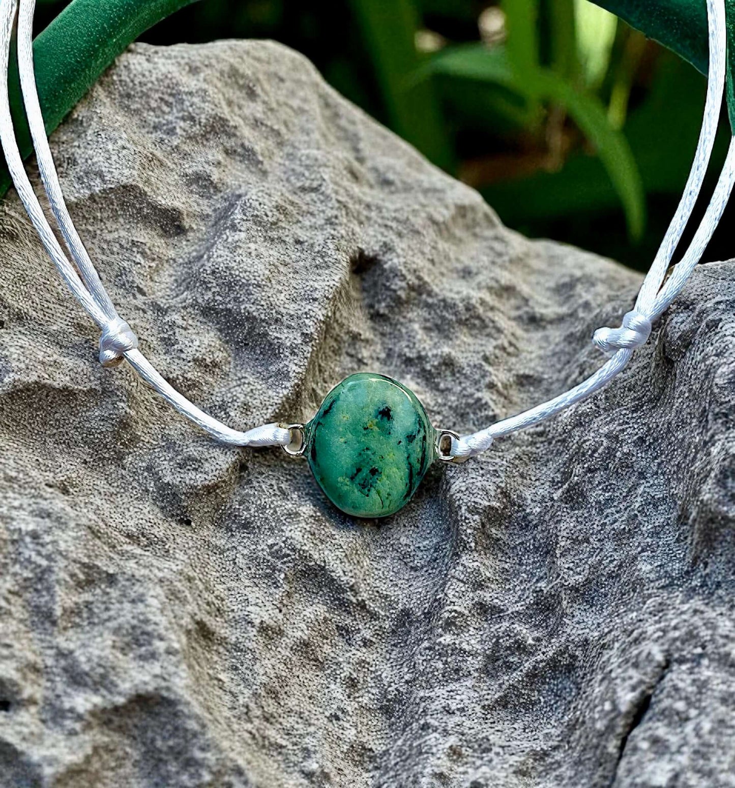 Collier Artigianale con Gemma Naturale della Valsesia – Sussurro Verde, con pendente verde unico.