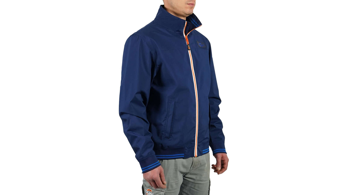 Monaco Jacket indossata da un uomo, giacca tecnica impermeabile e traspirante per attività outdoor.