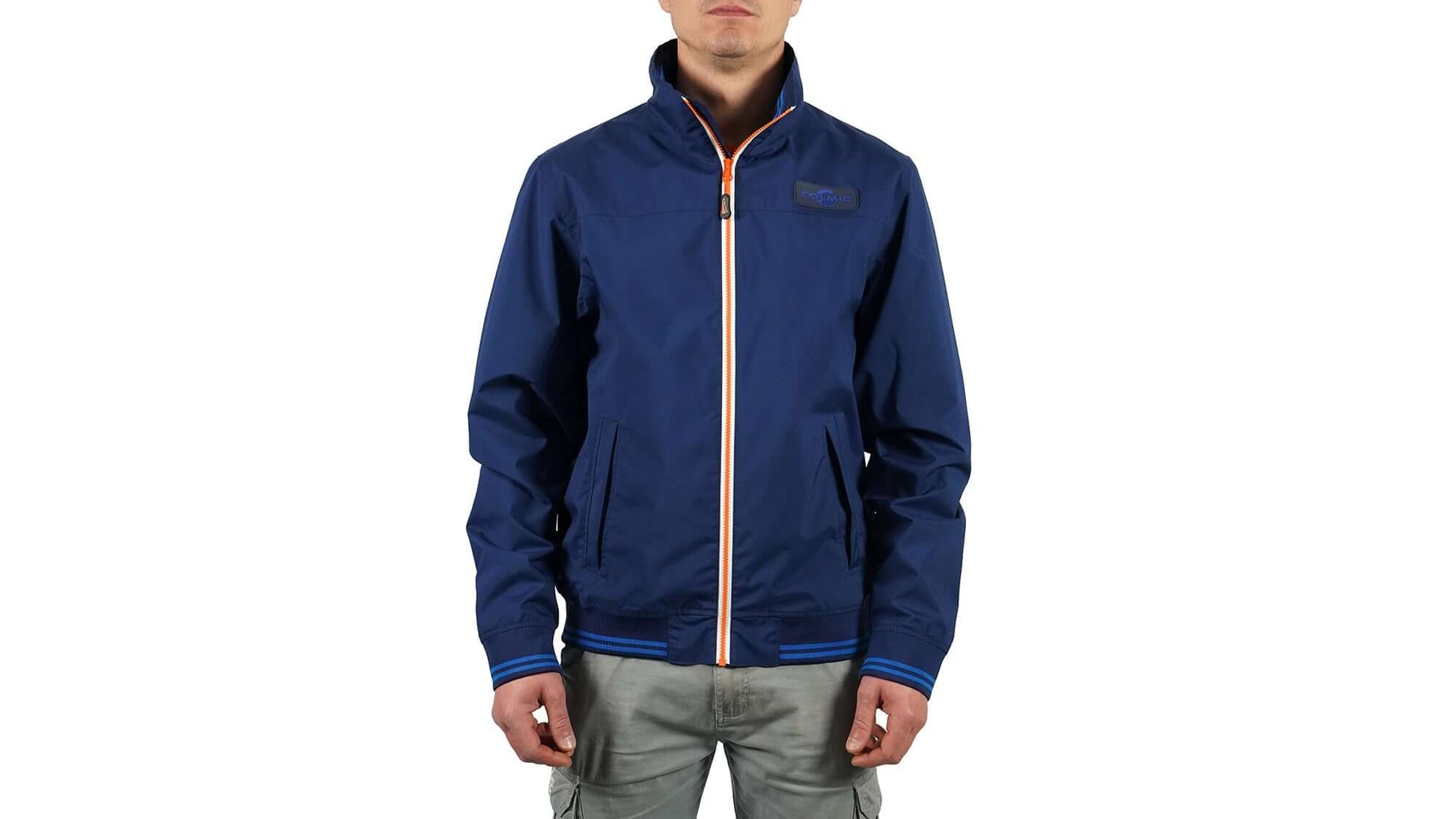 Monaco Jacket indossata da un uomo, giacca tecnica impermeabile e traspirante per attività outdoor.