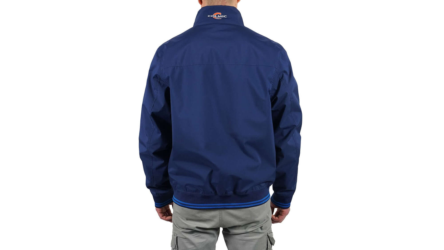 Monaco Jacket indossata da un uomo, giacca tecnica impermeabile e traspirante per attività outdoor.