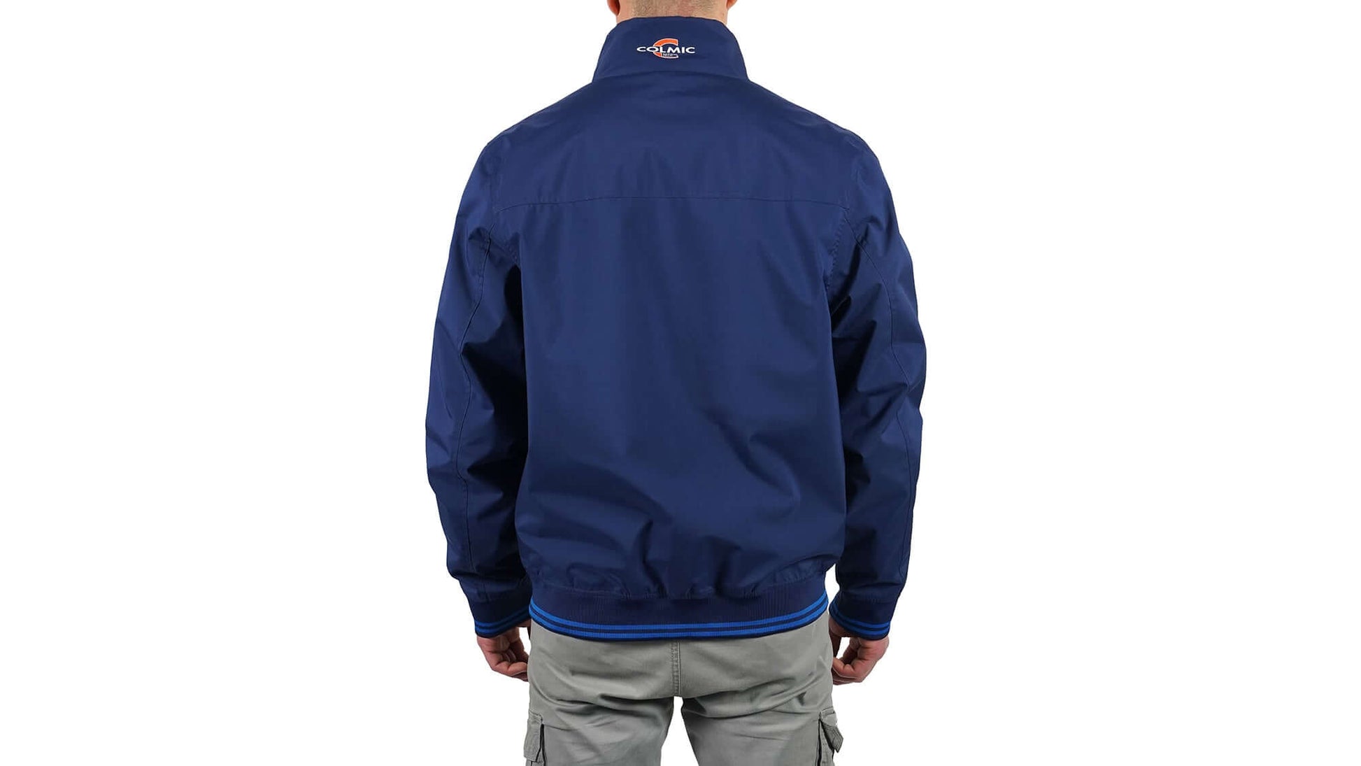 Monaco Jacket indossata da un uomo, giacca tecnica impermeabile e traspirante per attività outdoor.