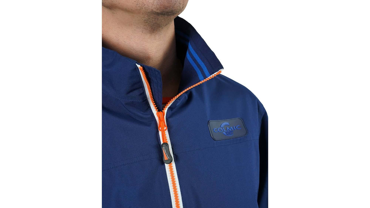Dettaglio della Monaco Jacket con zip arancione e colletto blu, progettata per l'outdoor e la pesca.
