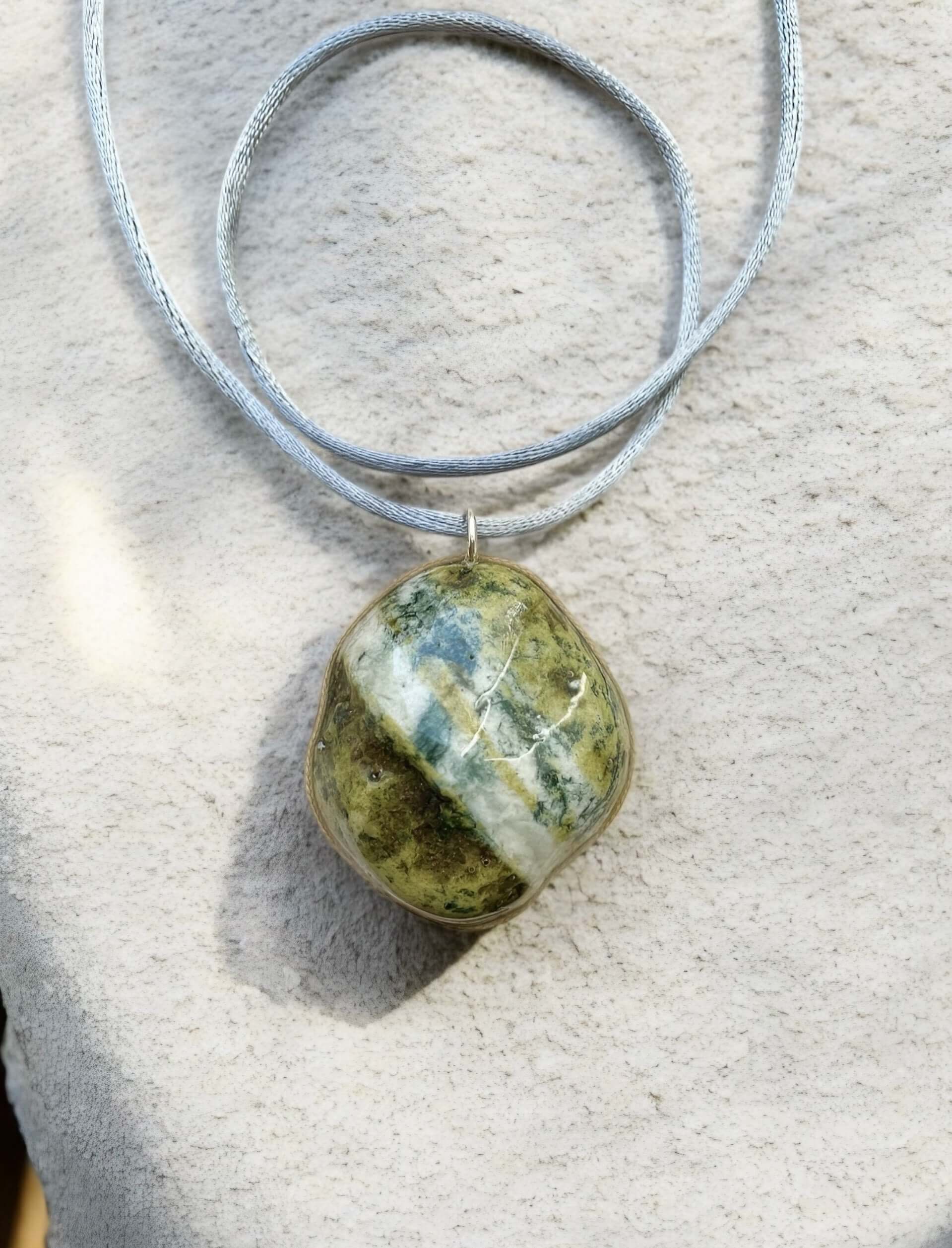 Collana Artigianale con Pietra Minerale Naturale dei Fiumi della Valsesia – Cuore di Sottobosco con ciondolo verde e blu.