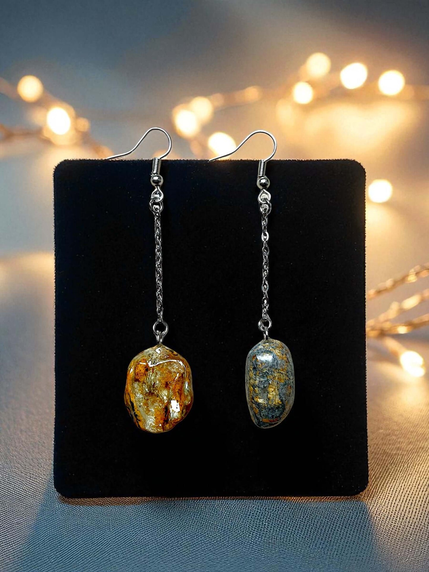 Orecchini Pendenti in pietre naturali della Valsesia, gioiello artigianale Made in Italy, con dettagli unici.