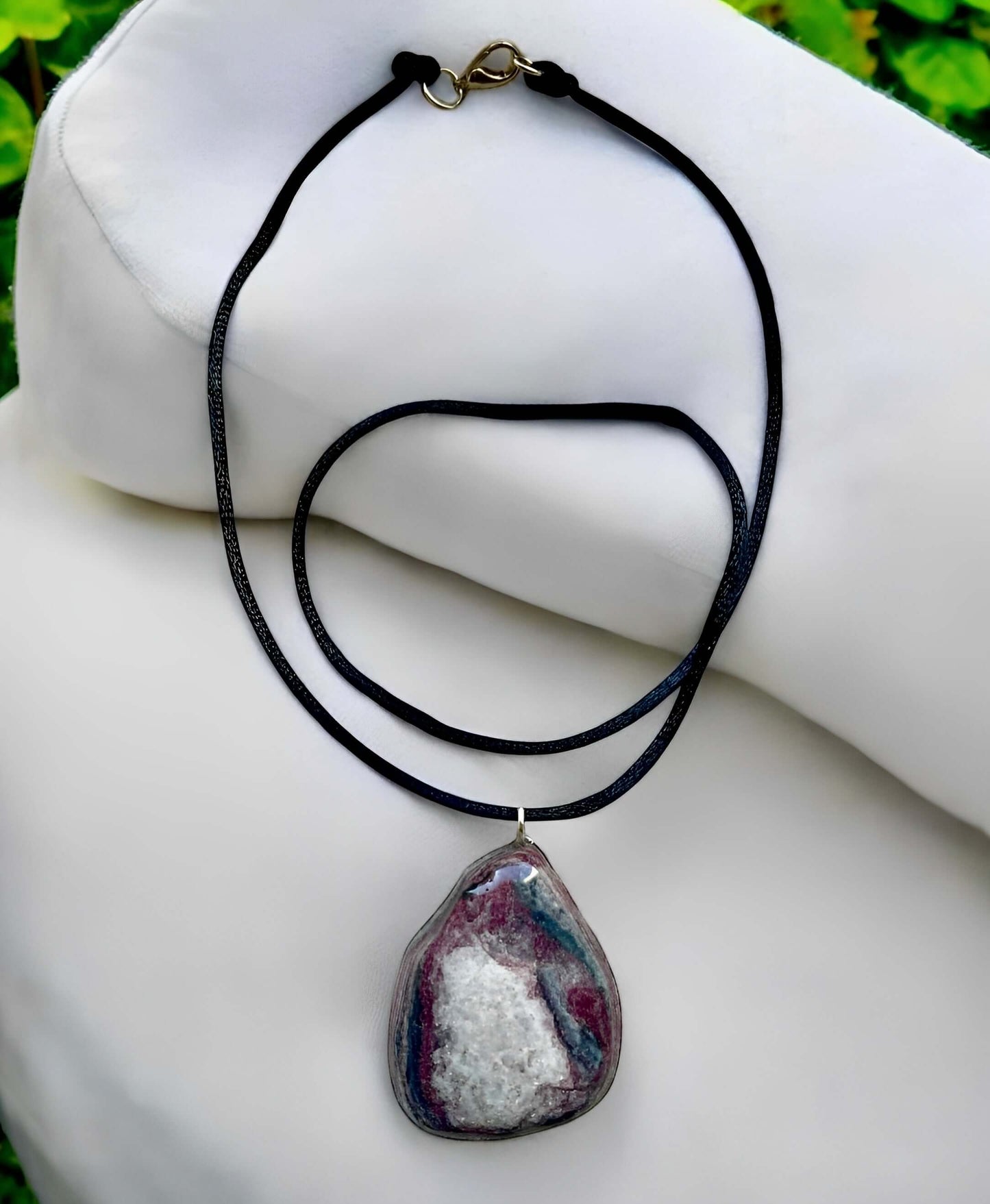 Collana Artigianale con Pietra Minerale Naturale dei Fiumi della Valsesia – Agata Viola con ciondolo in pietra a forma di goccia.