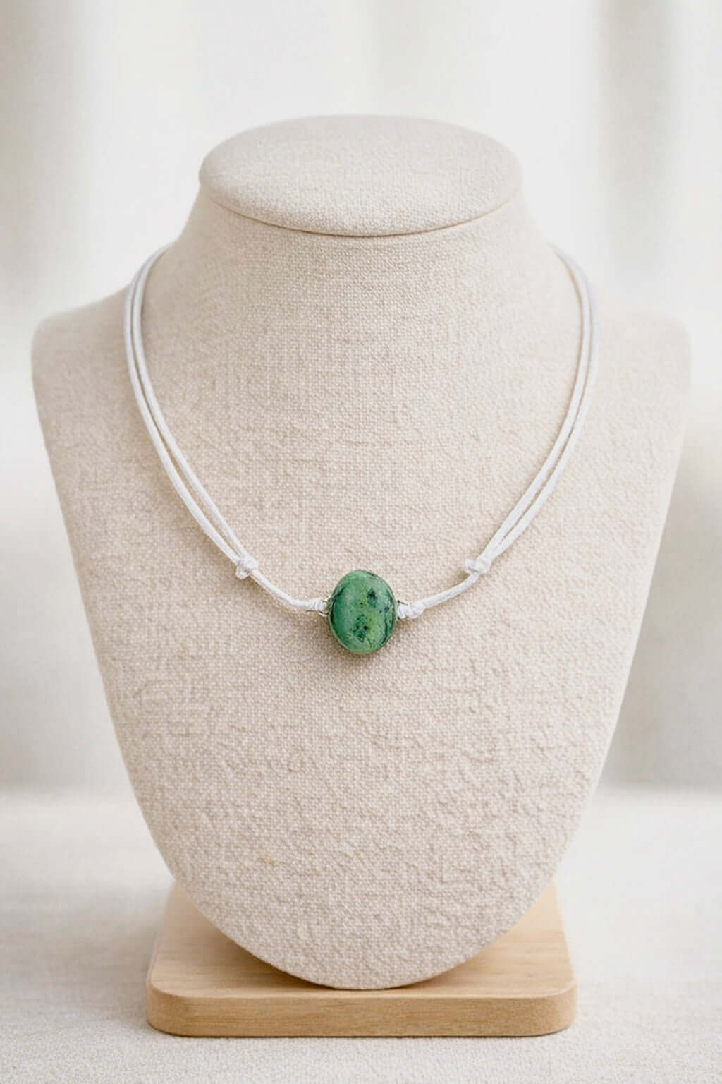 Collier Artigianale con Gemma Naturale della Valsesia – Sussurro Verde su supporto, con pendente verde unico.