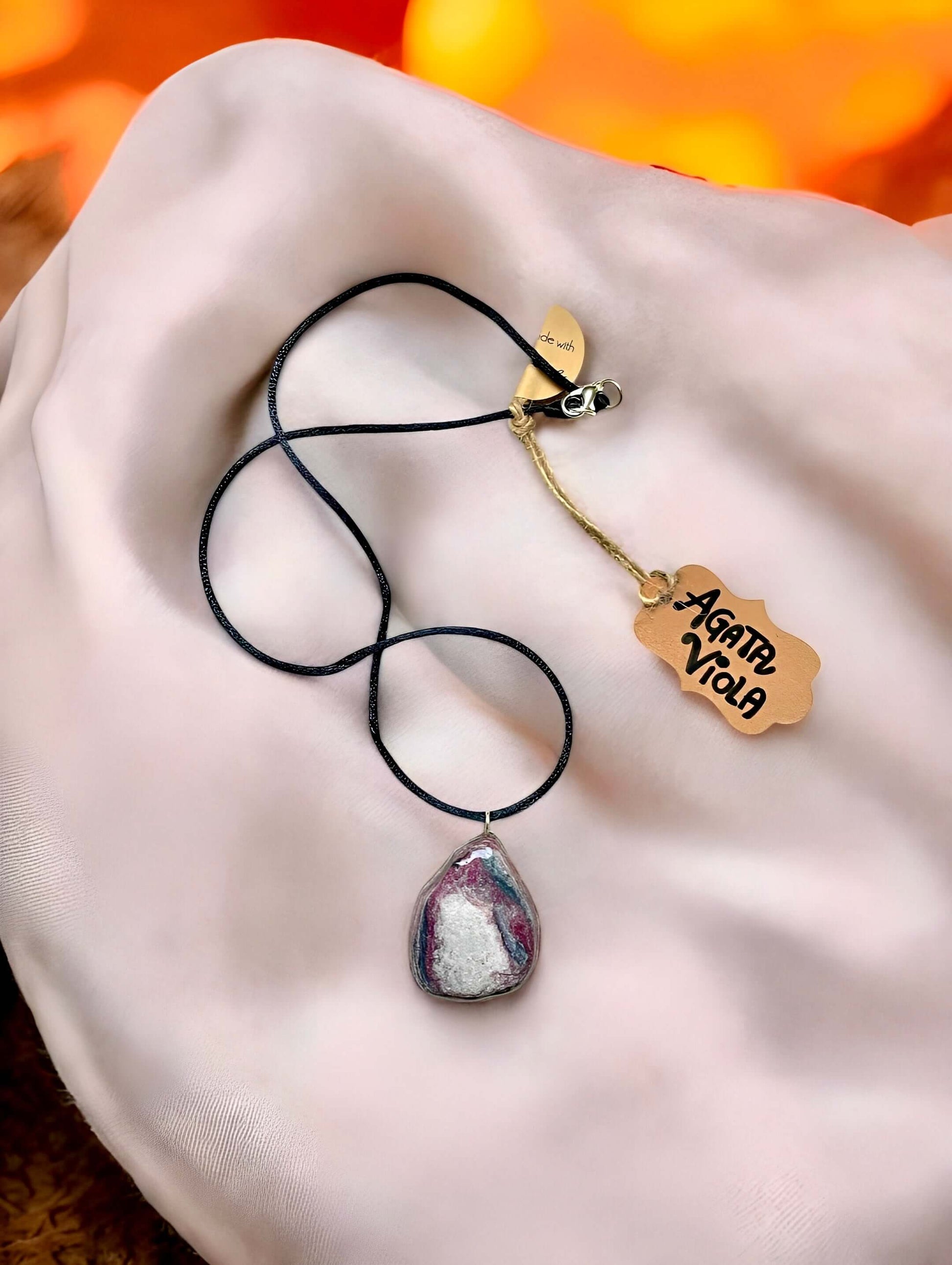Collana Artigianale con Pietra Minerale Naturale dei Fiumi della Valsesia – Agata Viola con ciondolo a forma di goccia.