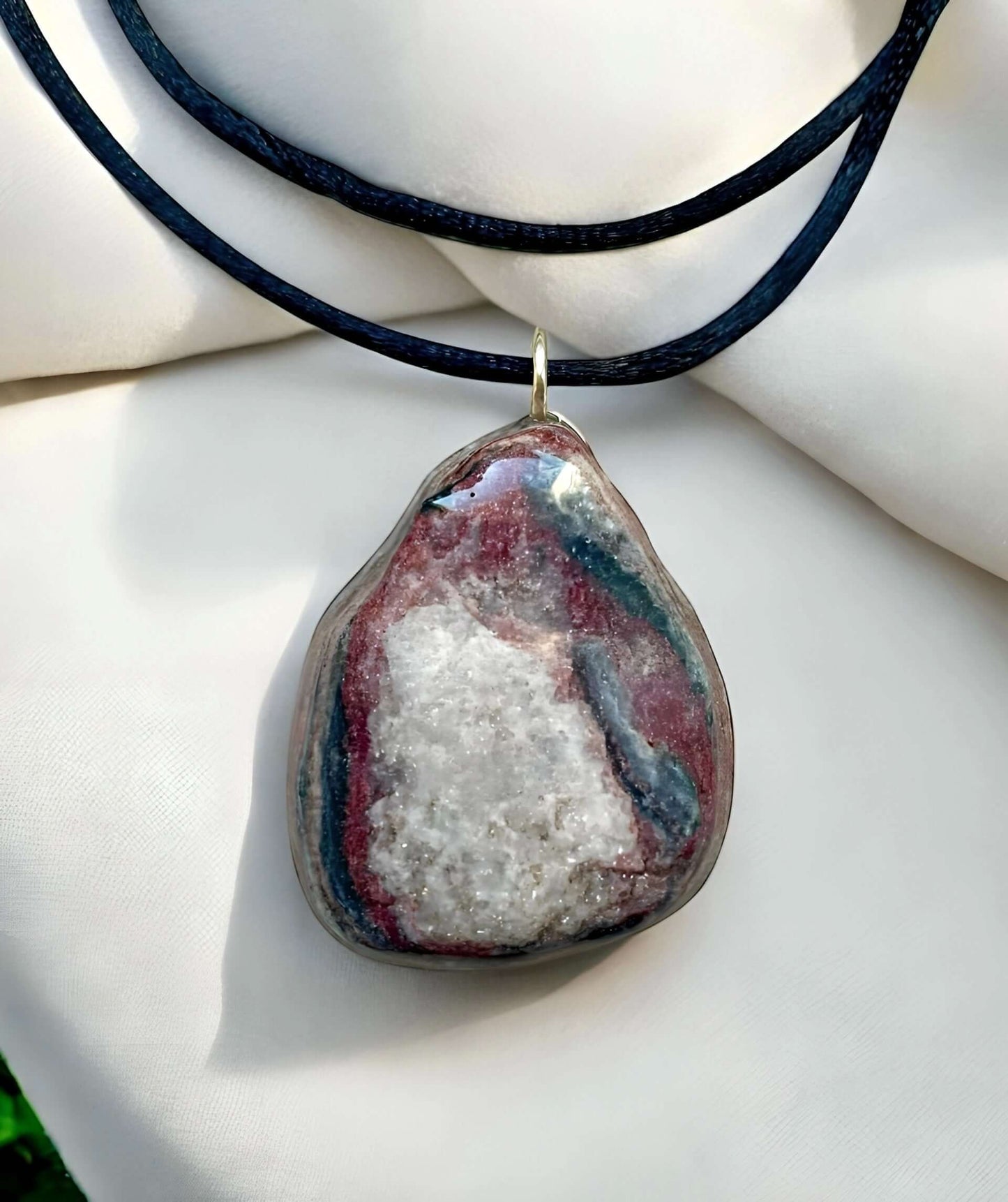 Collana Artigianale con Pietra Minerale Naturale dei Fiumi della Valsesia – Agata Viola, ciondolo irregolare in stile unico.
