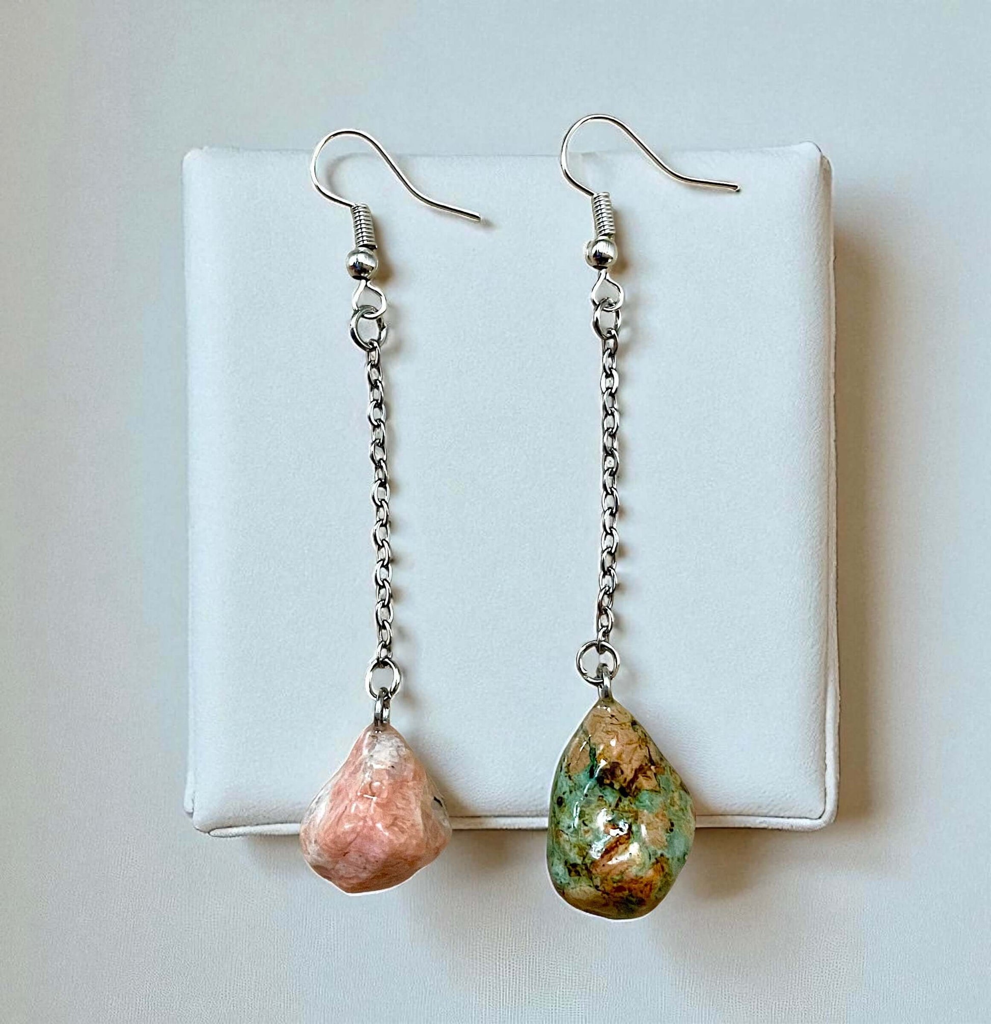 Orecchini Pendenti artigianali con pietre naturali della Valsesia, uniche e fatte a mano.