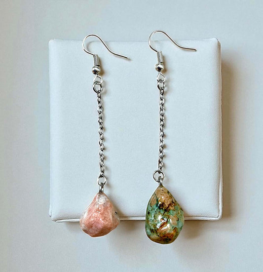 Orecchini Pendenti artigianali con pietre naturali della Valsesia, uniche e fatte a mano.