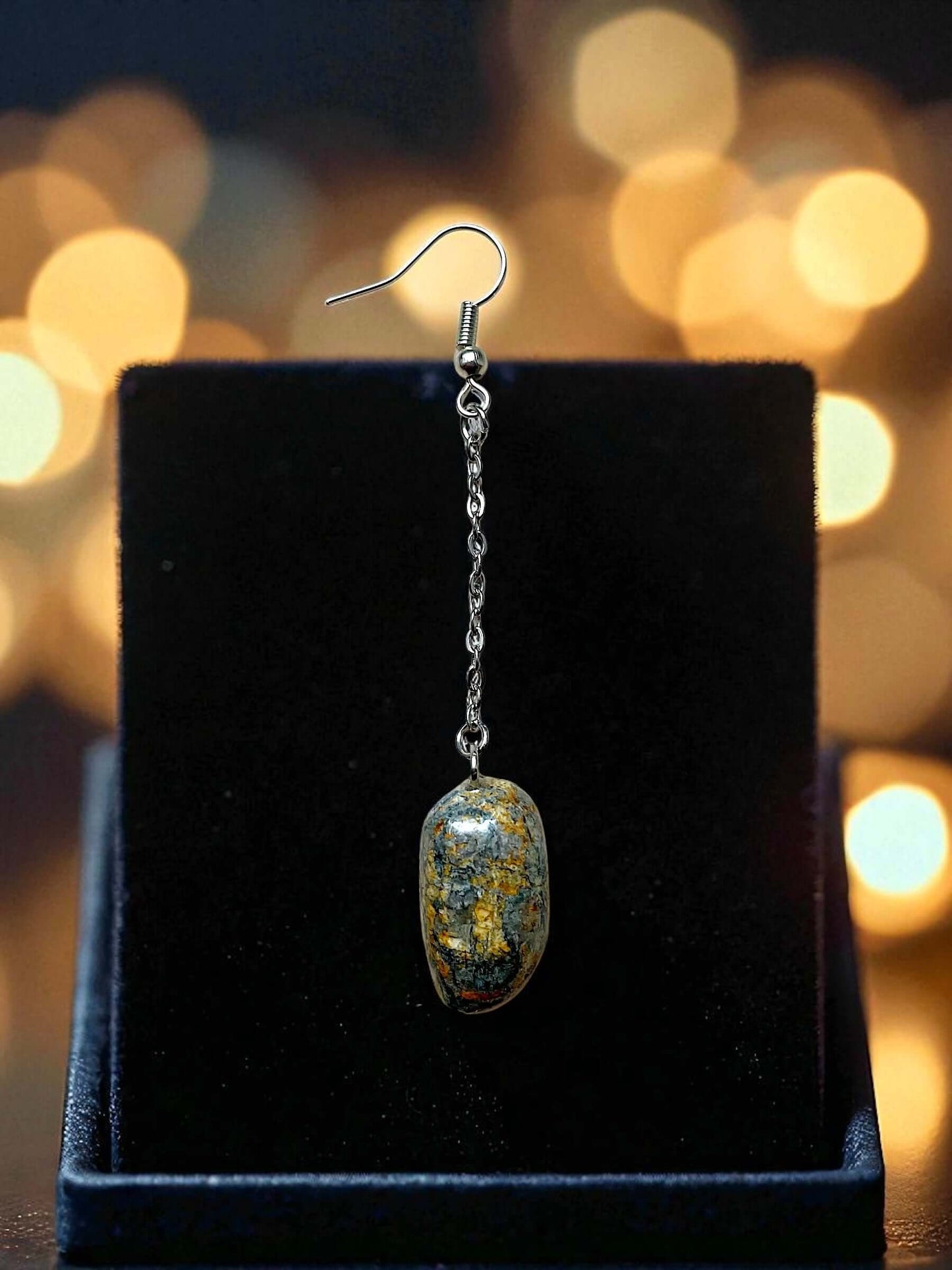 Orecchini Pendenti in pietre naturali della Valsesia, gioiello artigianale Made in Italy, con dettagli unici.